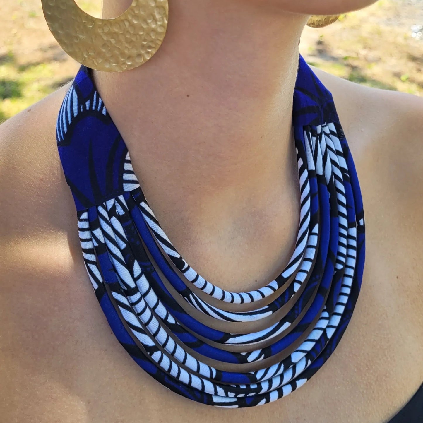 collier en tissu Aïssatou, un collier ethnique chic fait main à Dakar