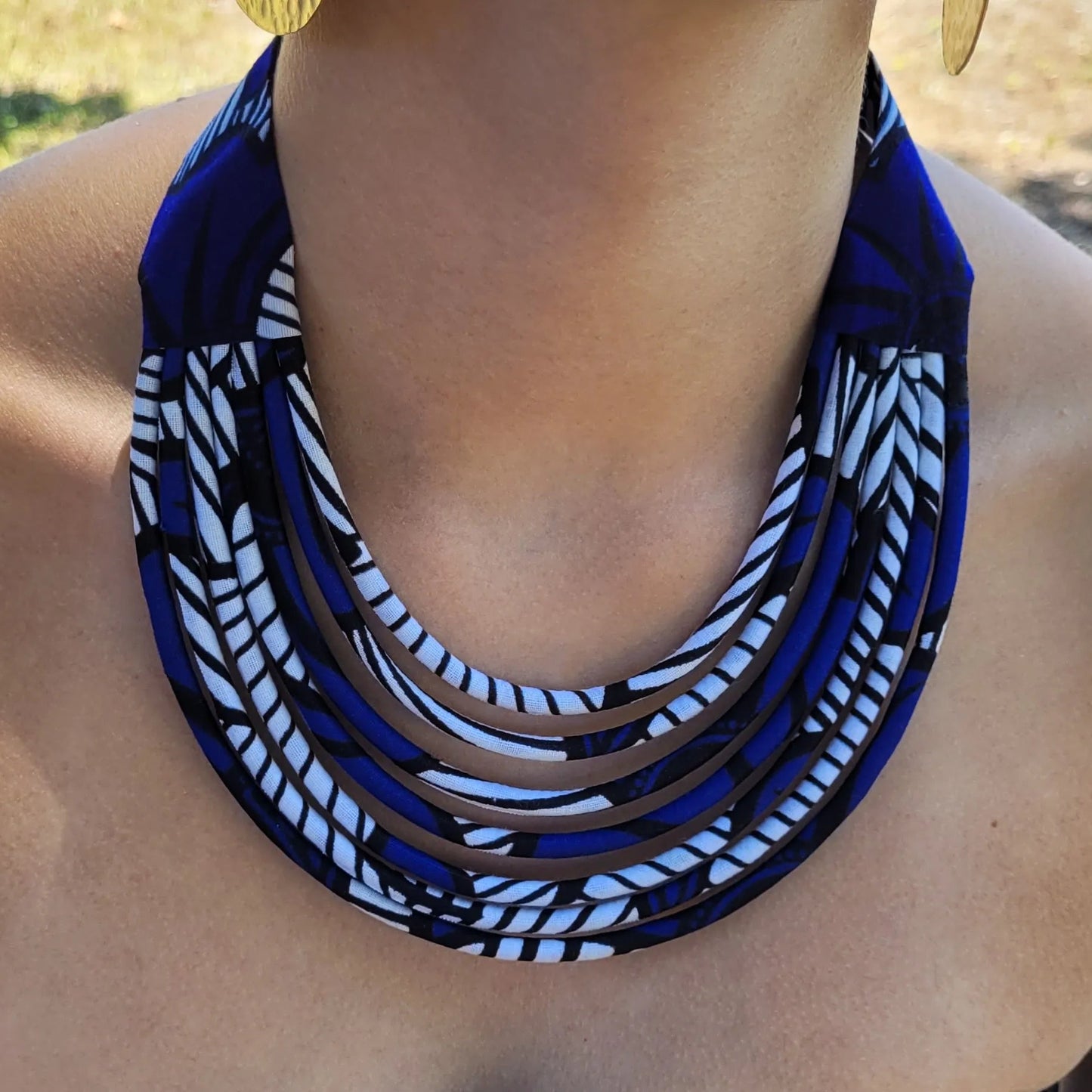 collier en tissu Aïssatou, un collier ethnique chic composé de sept rangs de cordons recouverts de tissu wax