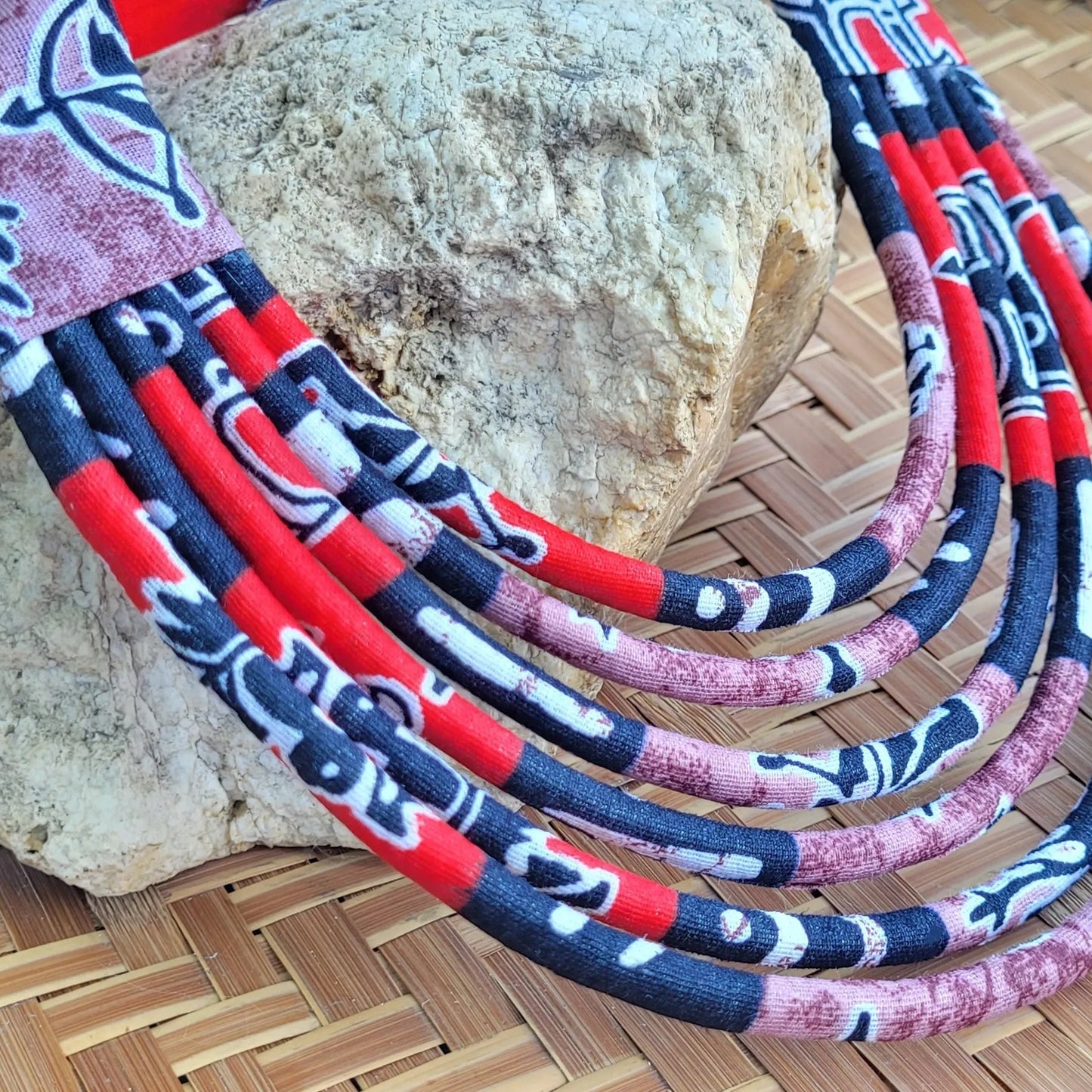 collier en tissu Aja, un bijou africain traditionnel en wax noir, rouge et brun violet