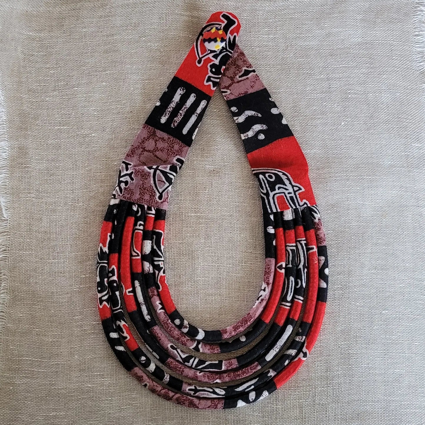 collier en tissu Aja, un bijou africain traditionnel fait main à Dakar