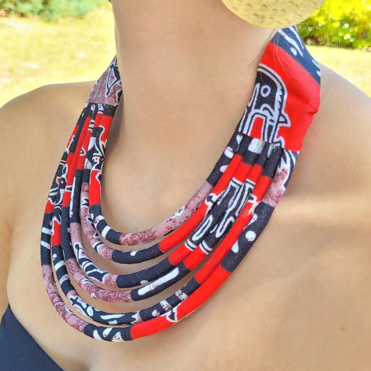 collier en tissu Aja, un collier coloré en wax noir, rouge et brun violet