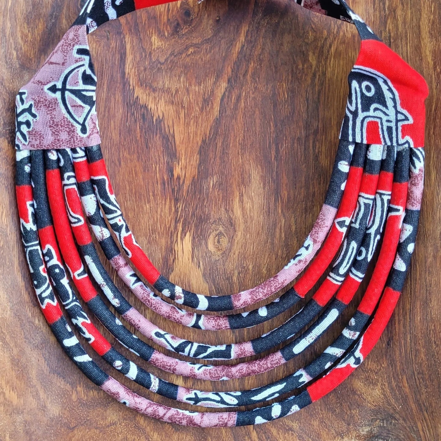 collier en tissu Aja, un collier coloré en pagne noir, rouge et brun violet