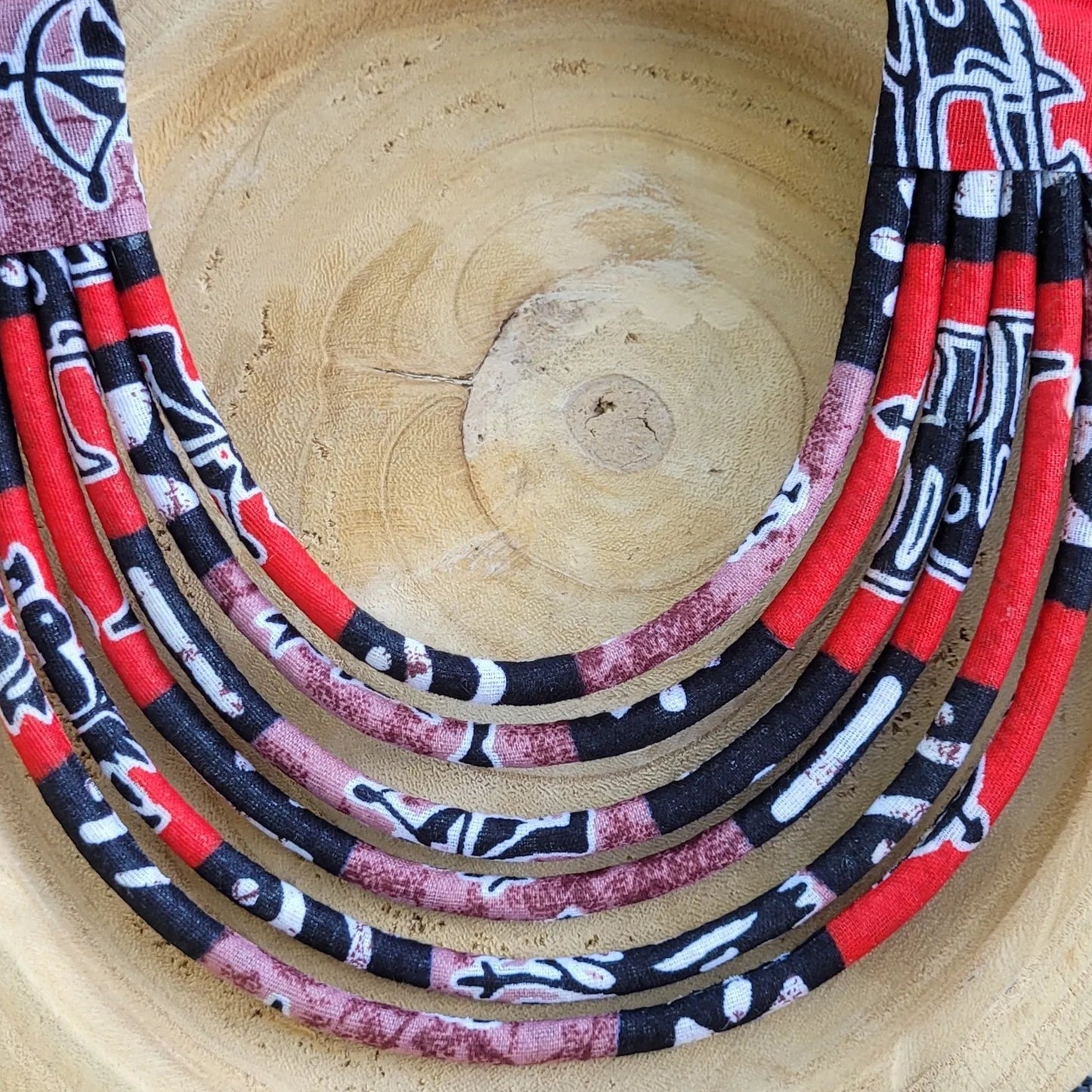 collier en tissu Aja, un collier coloré composé de six rangs de cordons recouverts de tissu wax