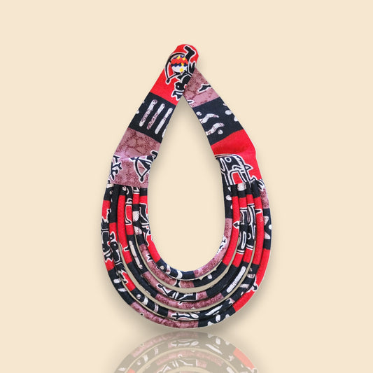 collier en tissu Aja, un collier ethnique chic en wax noir, rouge et brun violet