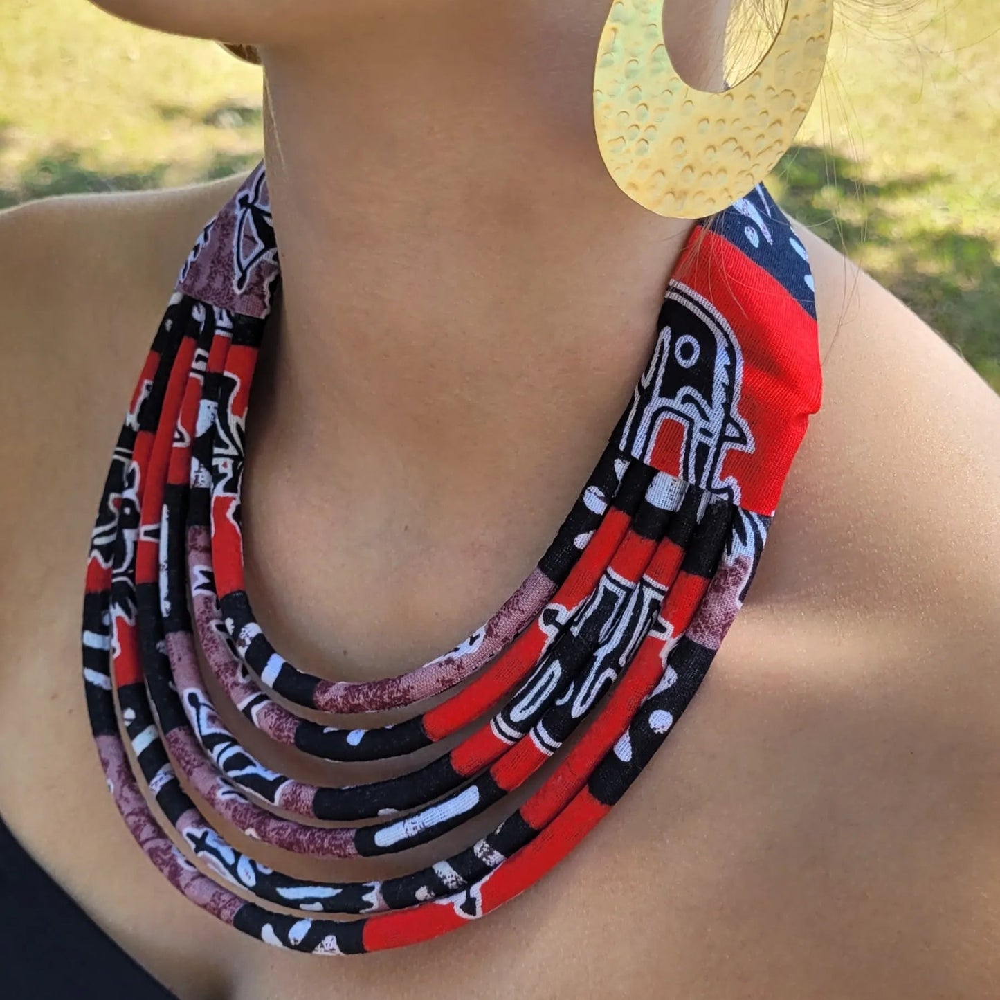 collier en tissu Aja, un collier ethnique chic en pagne noir, rouge et brun violet