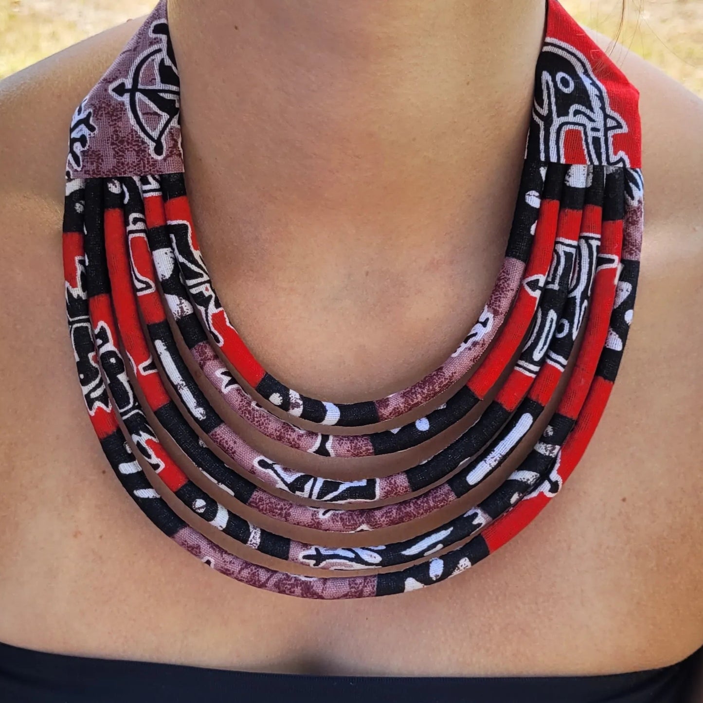 collier en tissu Aja, un collier ethnique chic fait main à Dakar