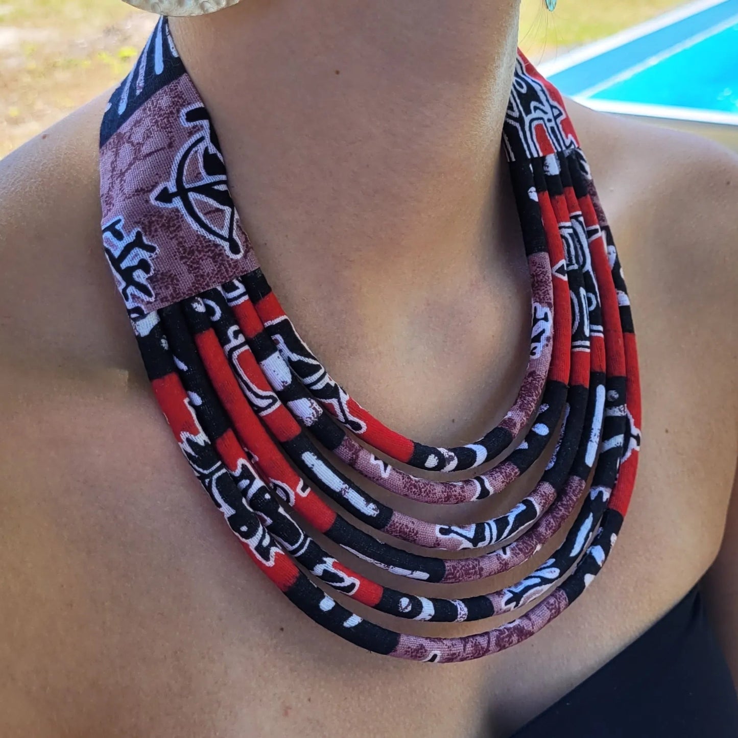 collier en tissu Aja, un collier ethnique chic composé de six rangs de cordons recouverts de tissu wax