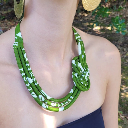collier en tissu Alya, un collier ethnique chic en pagne formant un nœud