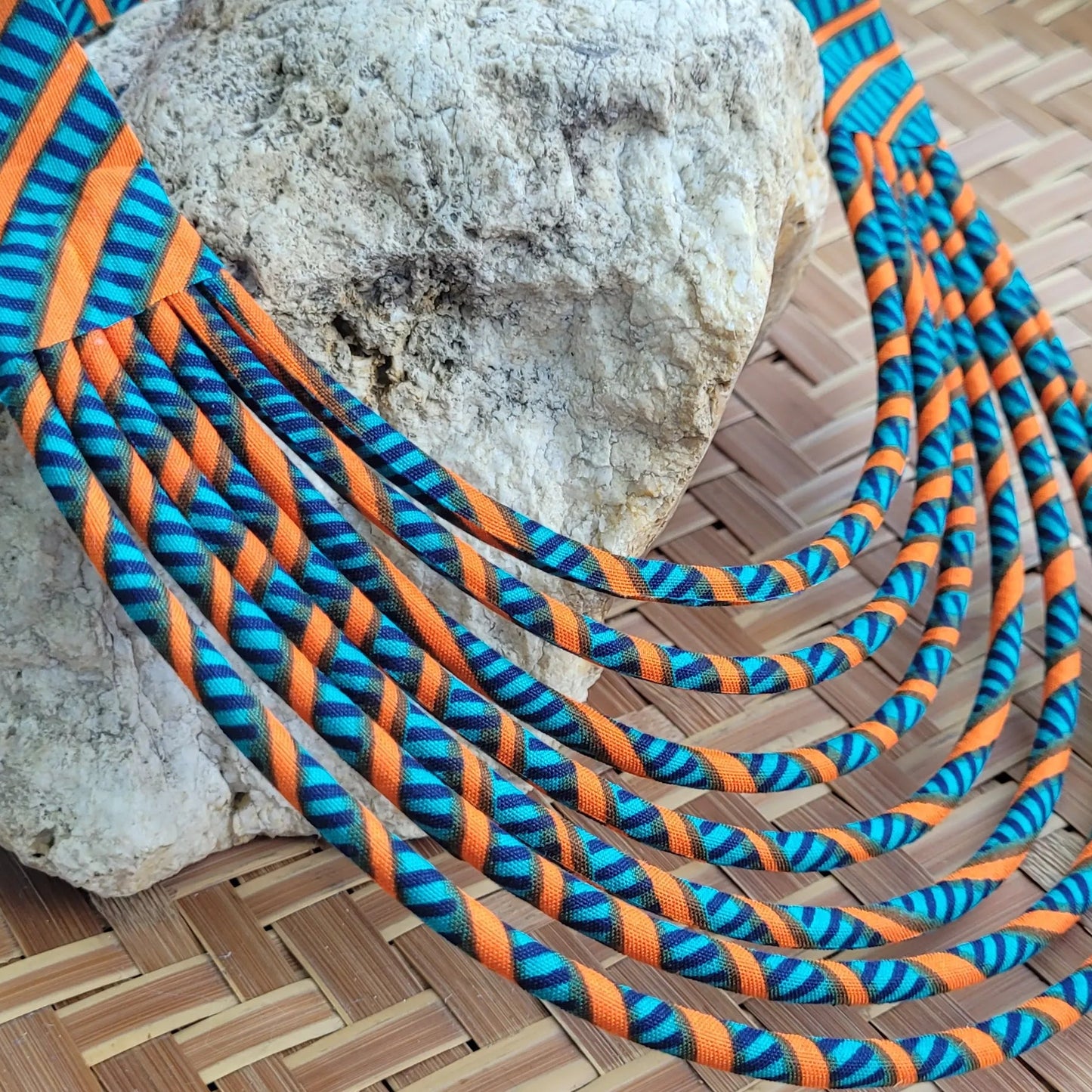 collier en tissu Aminata, un bijou africain traditionnel en wax vert canard et orange