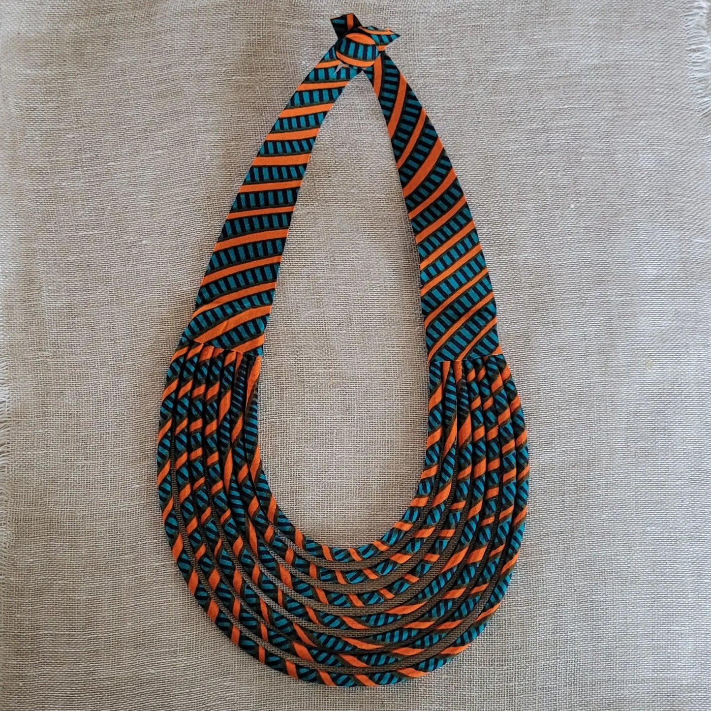 collier en tissu Aminata, un bijou africain traditionnel fait main à Dakar