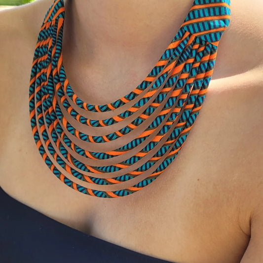 collier en tissu Aminata, un collier coloré en wax vert canard et orange