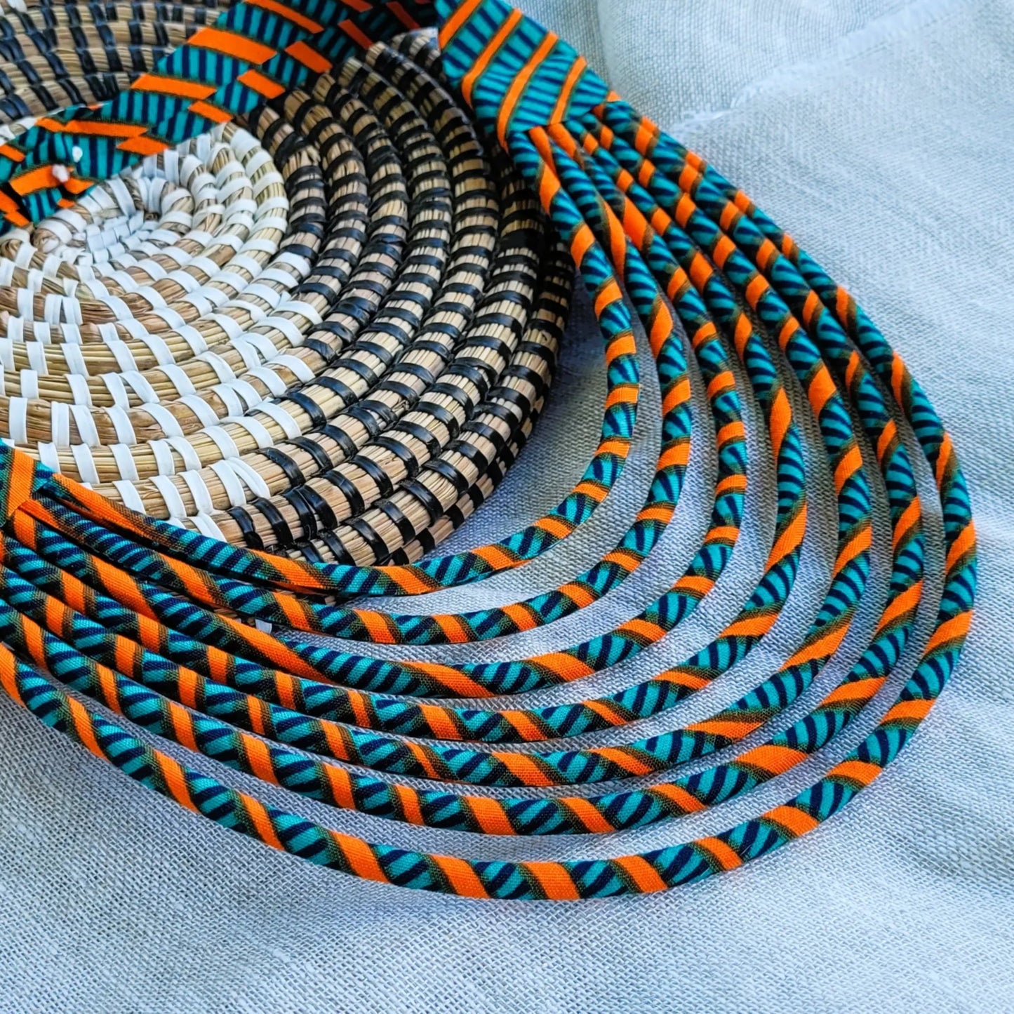 collier en tissu Aminata, un collier coloré fait main à Dakar