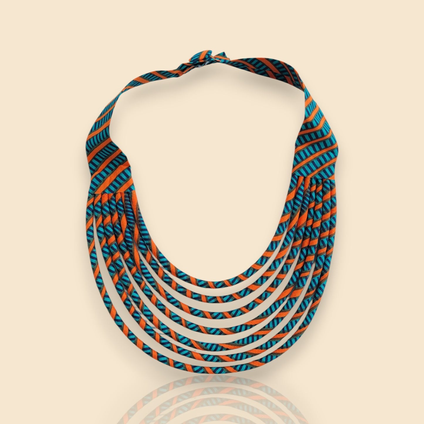 collier en tissu Aminata, un collier ethnique chic en wax vert canard et orange