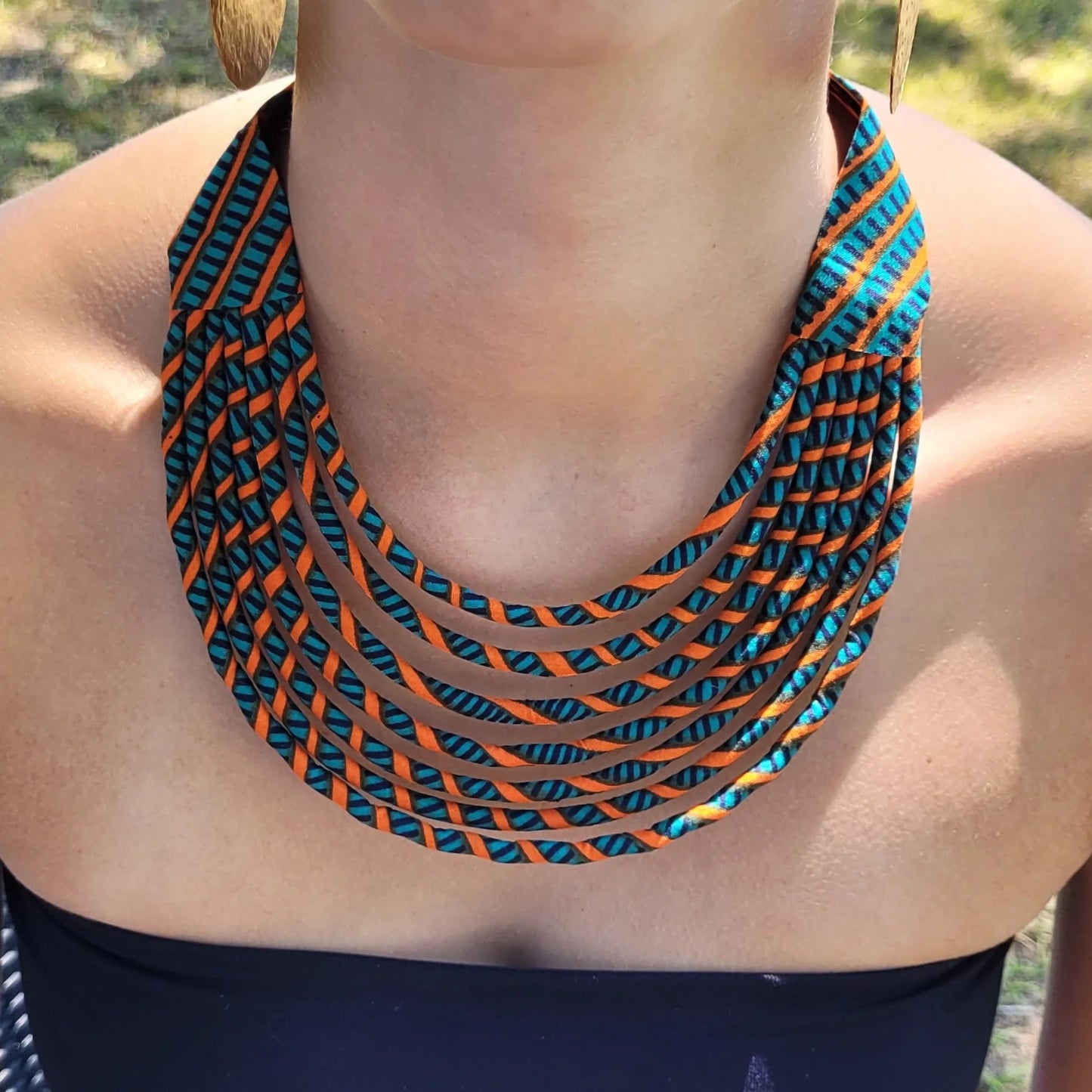 collier en tissu Aminata, un collier ethnique chic fait main à Dakar