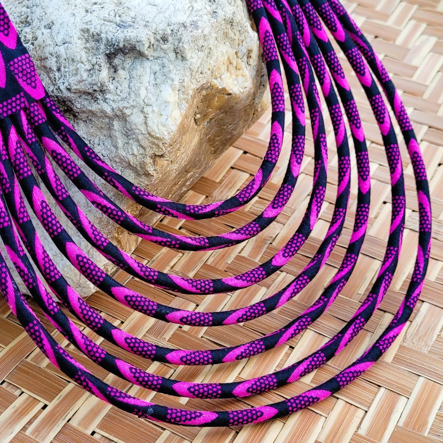 collier en tissu Amy, un bijou africain traditionnel en wax noir et fuchsia