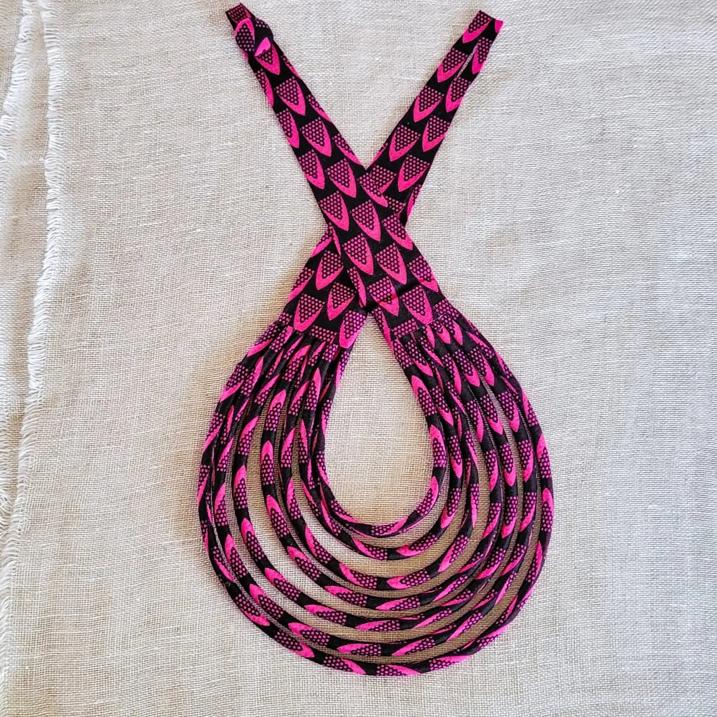 collier en tissu Amy, un bijou africain traditionnel en pagne noir et fuchsia