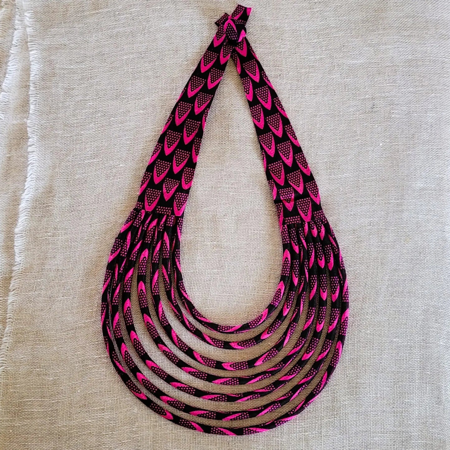 collier en tissu Amy, un bijou africain traditionnel fait main à Dakar
