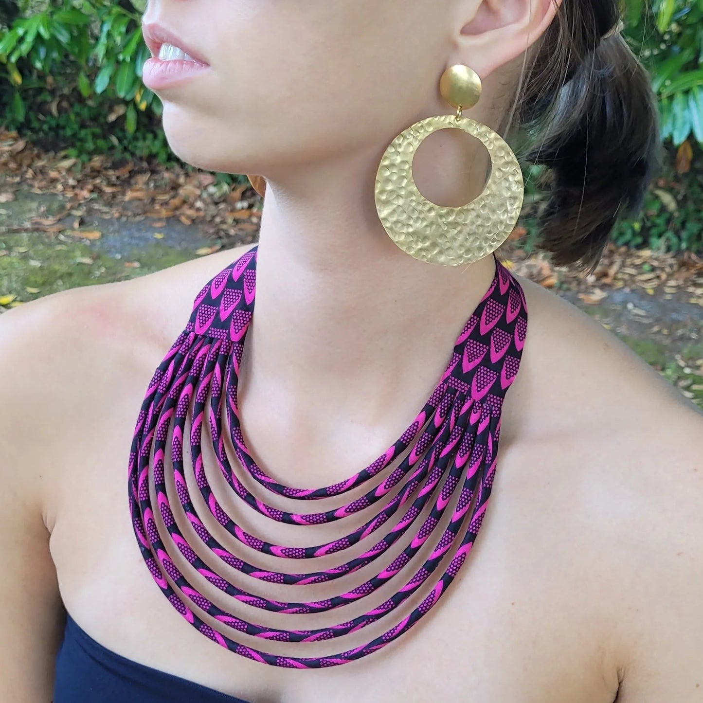 collier en tissu Amy, un collier coloré en wax noir et fuchsia