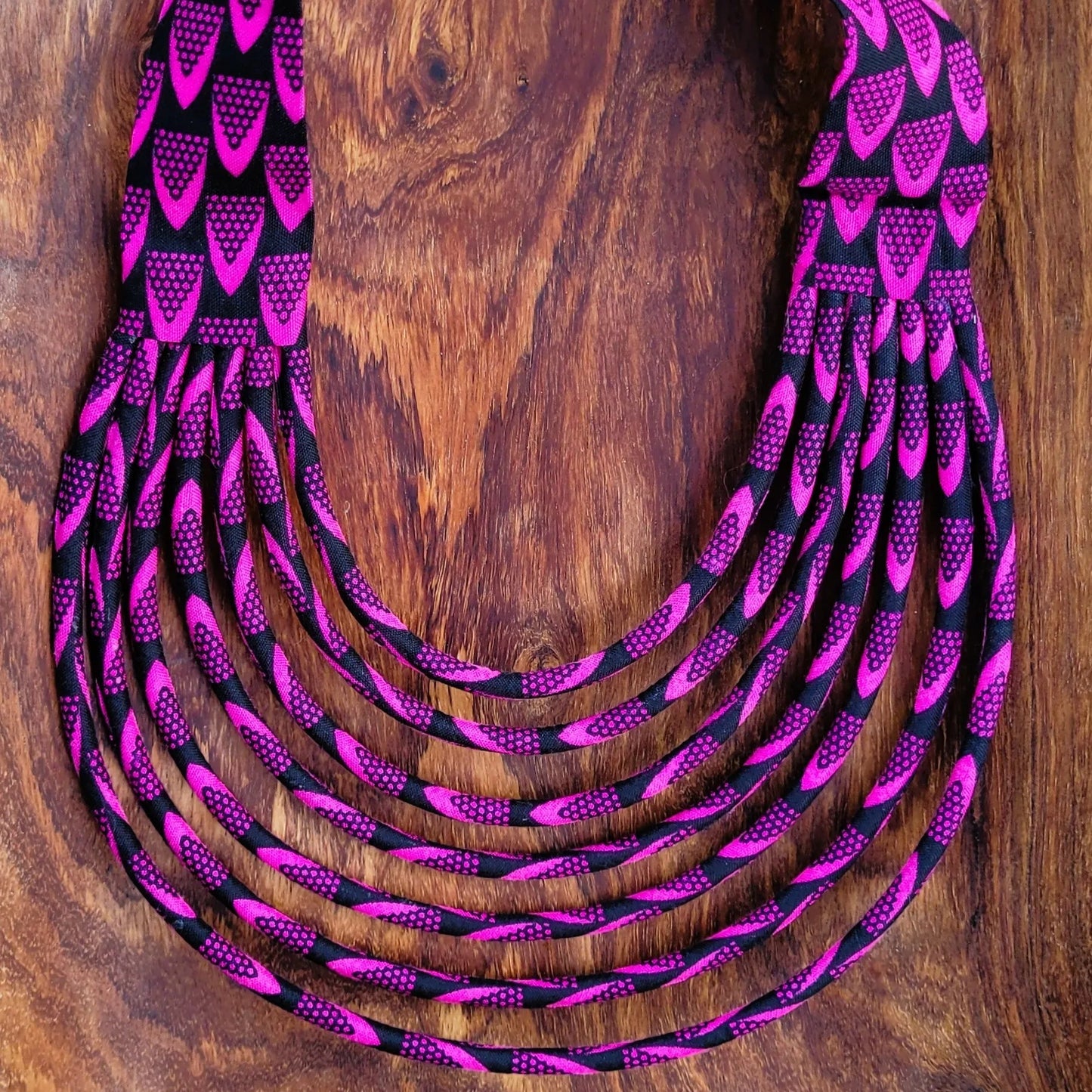 collier en tissu Amy, un collier coloré en pagne noir et fuchsia