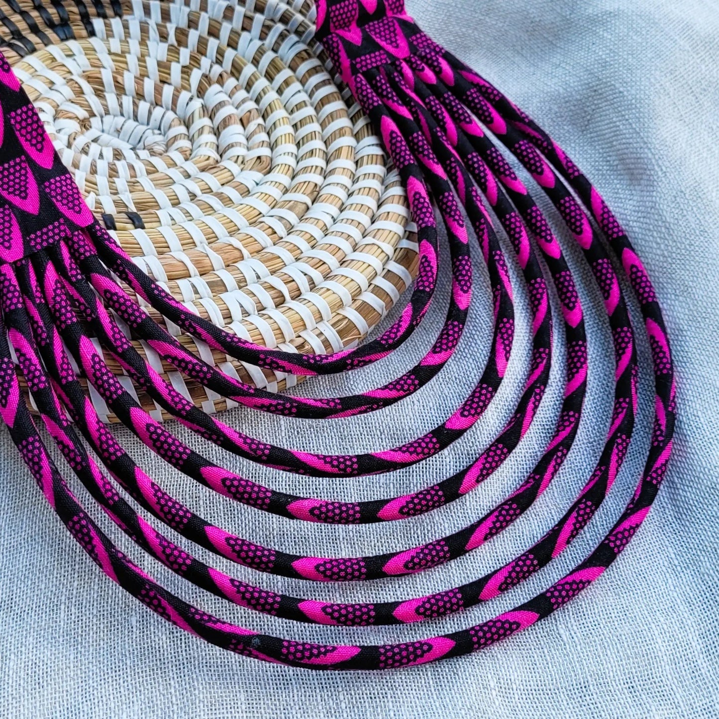 collier en tissu Amy, un collier coloré fait main à Dakar