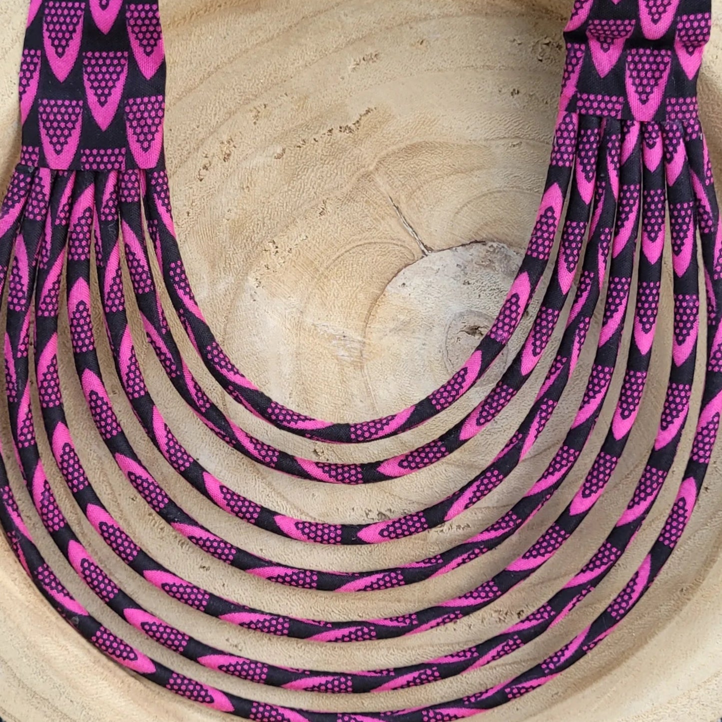 collier en tissu Amy, un collier coloré composé de sept rangs de cordons recouverts de tissu wax