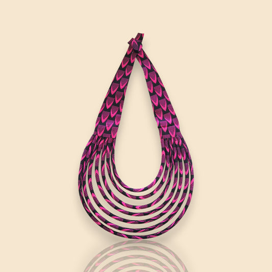 collier en tissu Amy, un collier ethnique chic en wax noir et fuchsia