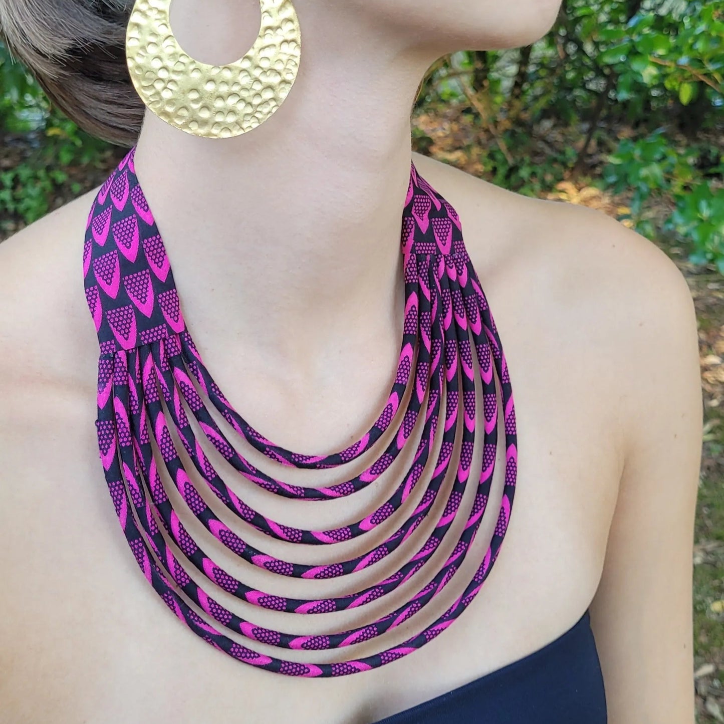 collier en tissu Amy, un collier ethnique chic composé de sept rangs de cordons recouverts de tissu wax