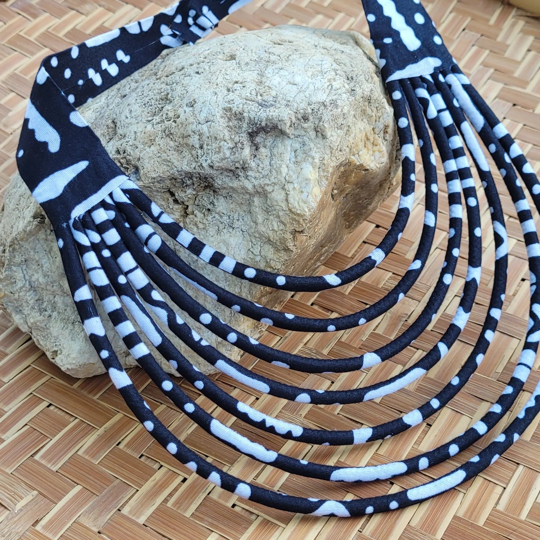 collier en tissu Assa, un bijou africain traditionnel en wax noir et blanc