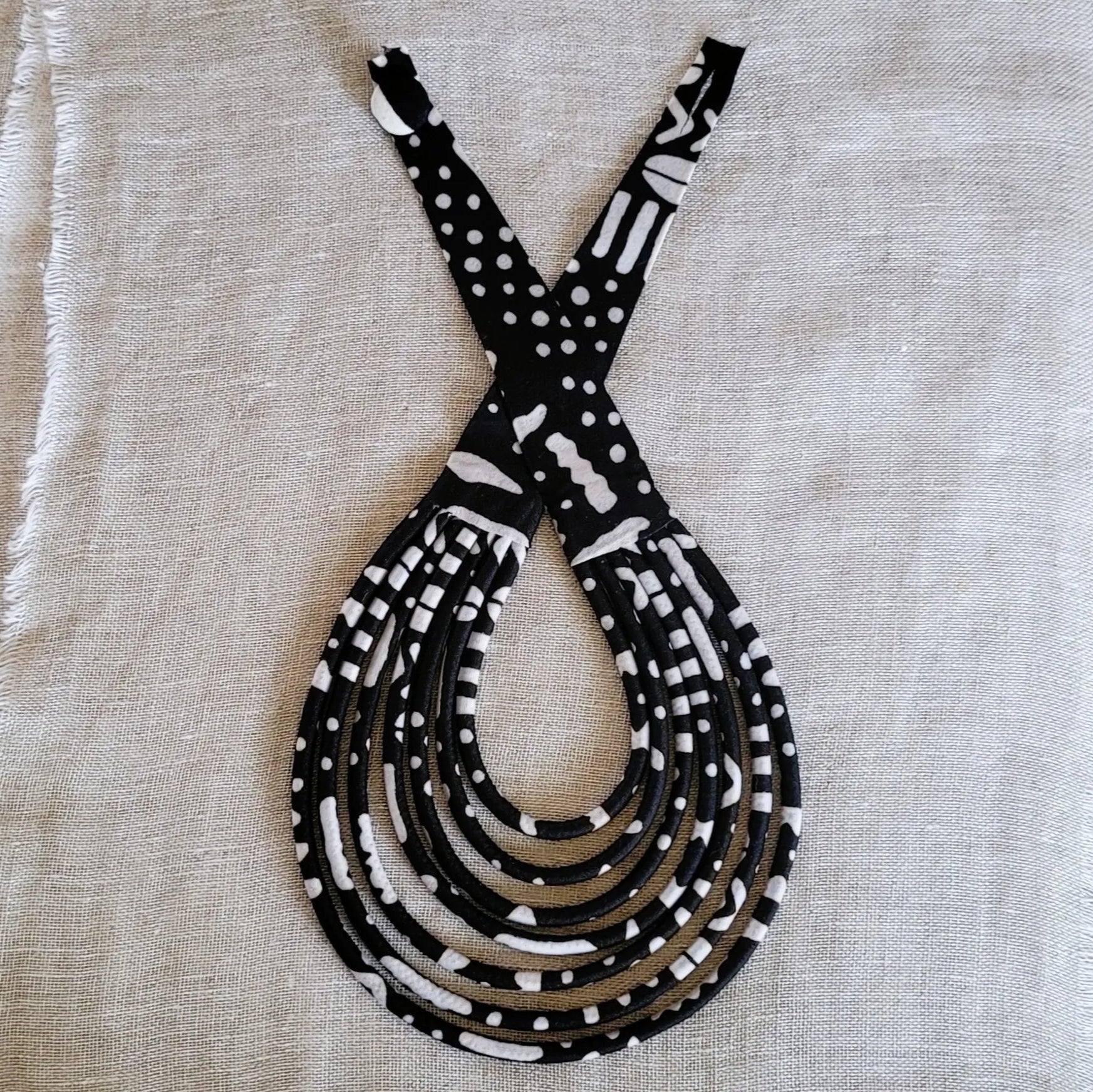 collier en tissu Assa, un bijou africain traditionnel en pagne noir et blanc