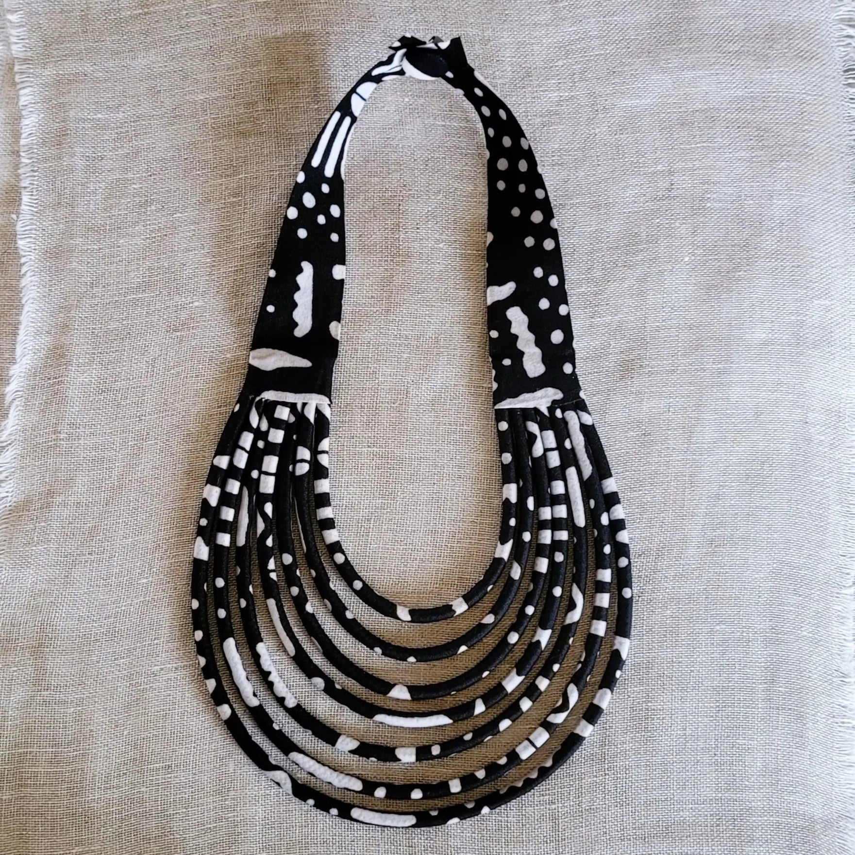 collier en tissu Assa, un bijou africain traditionnel fait main à Dakar
