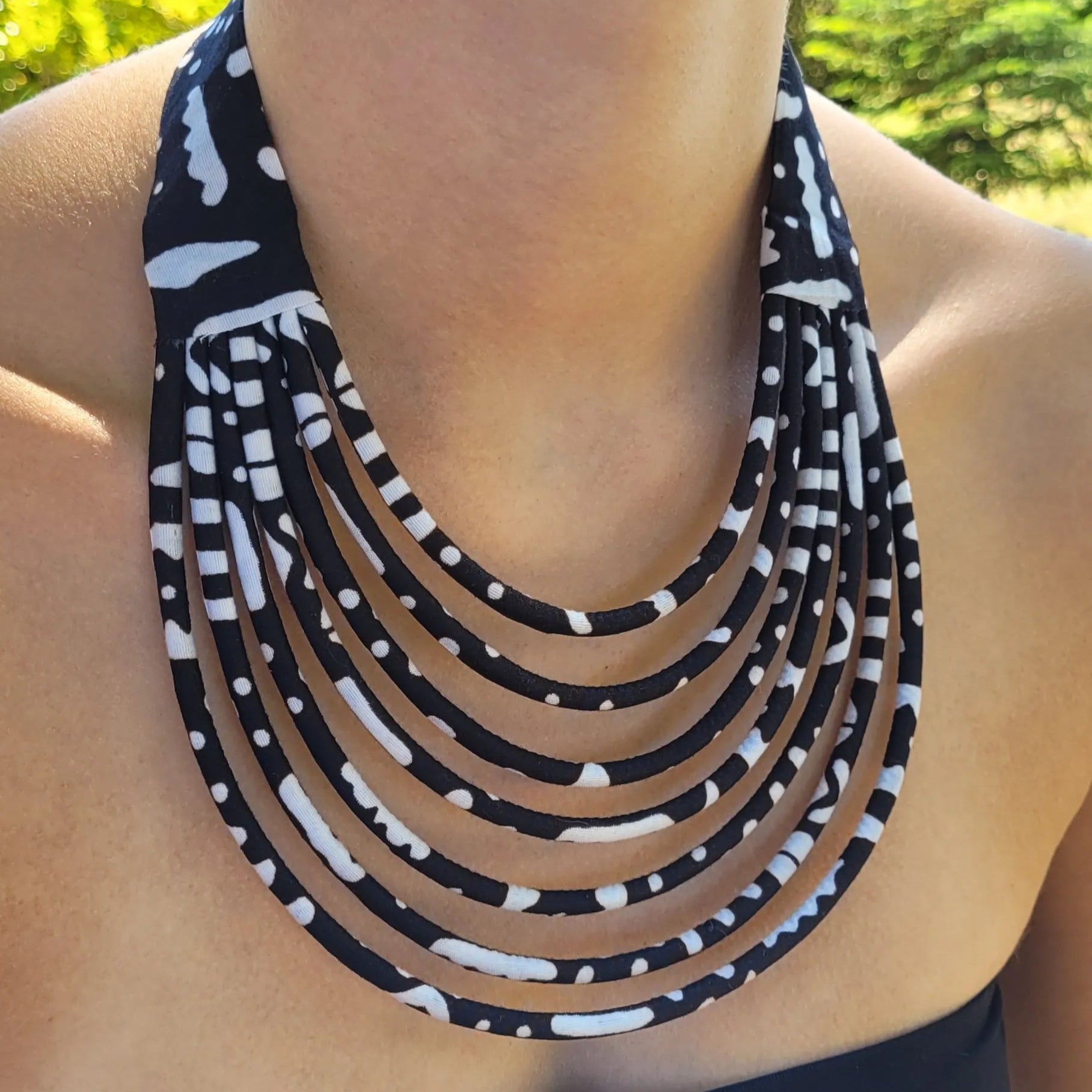 collier en tissu Assa, un collier coloré en wax noir et blanc