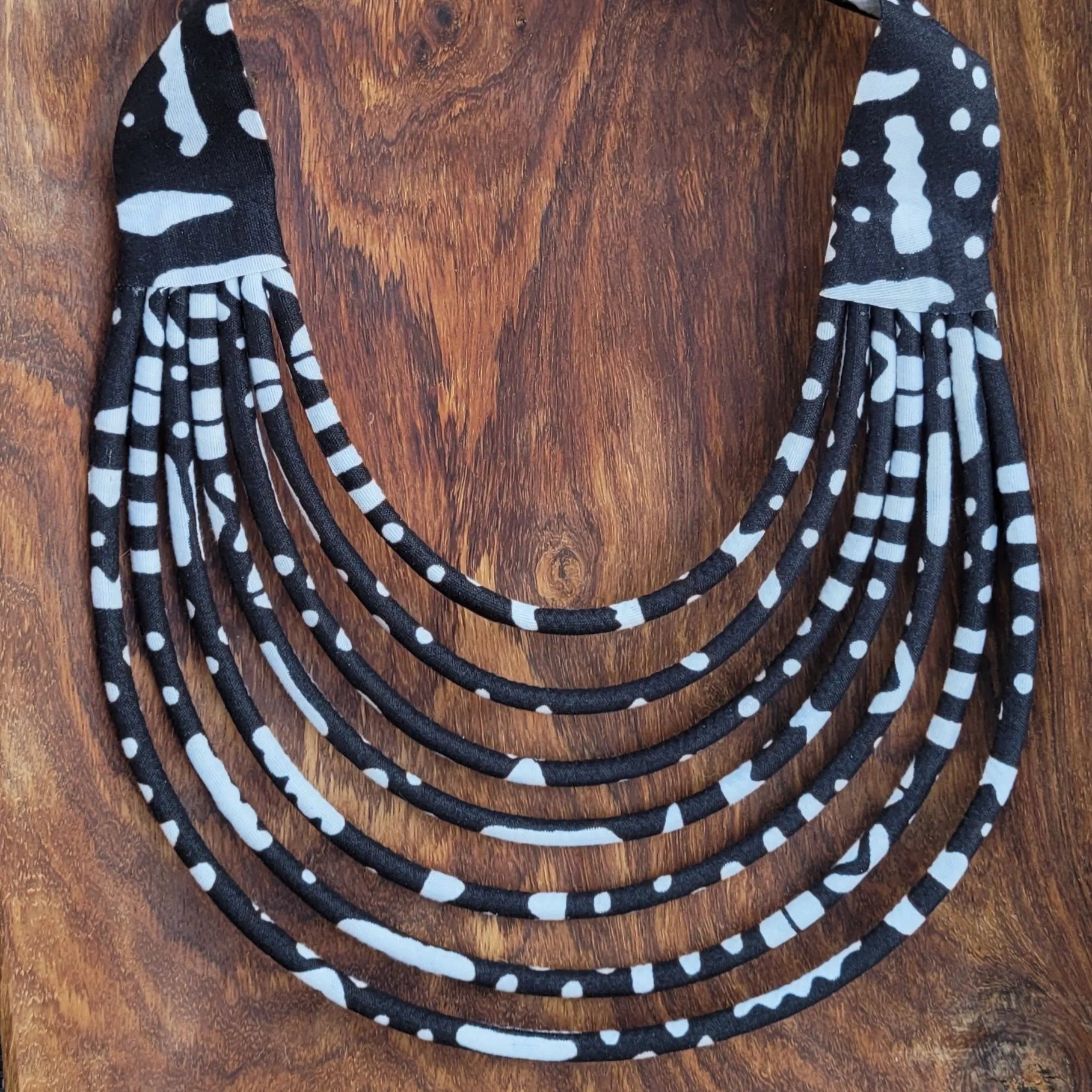 collier en tissu Assa, un collier coloré en pagne noir et blanc
