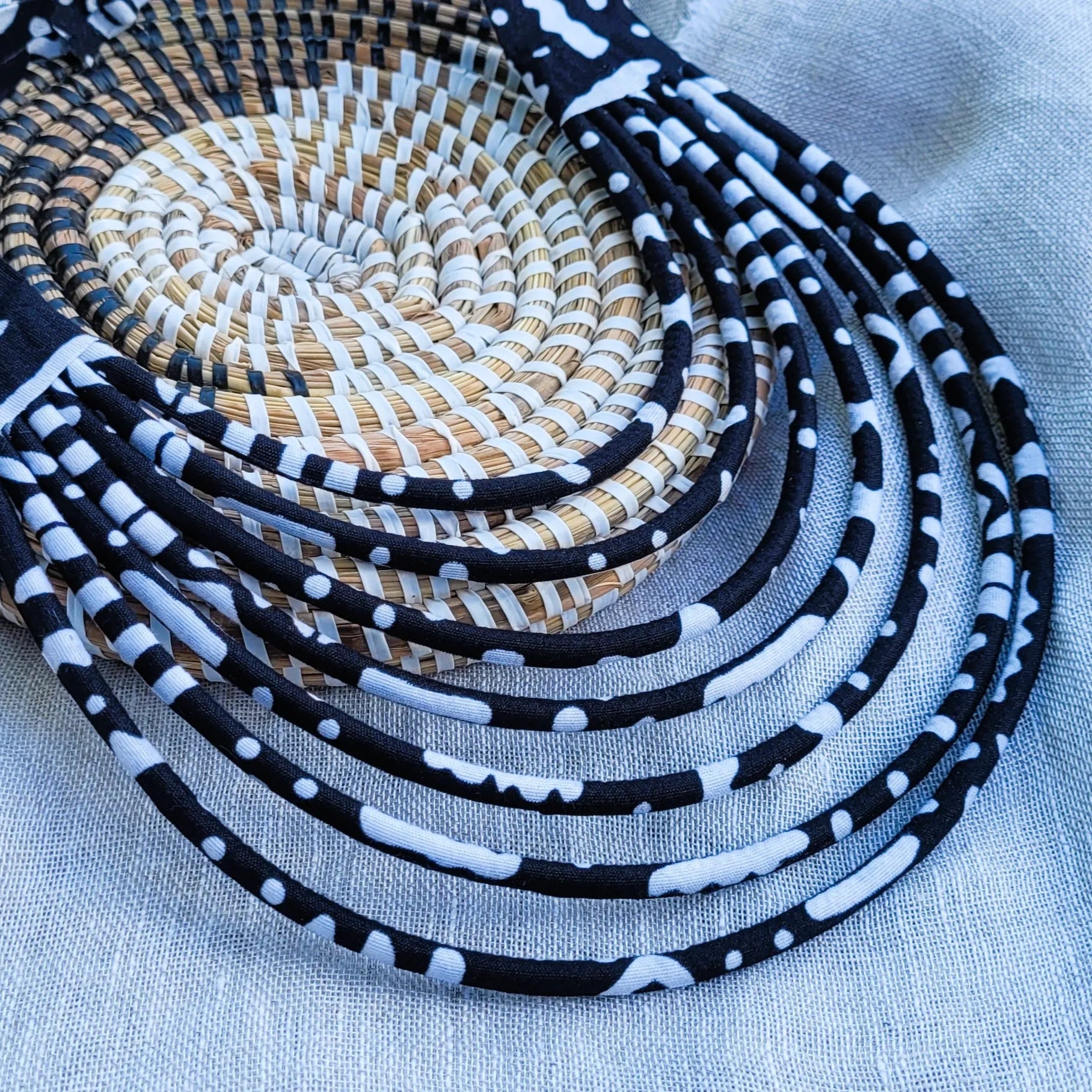 collier en tissu Assa, un collier coloré fait main à Dakar