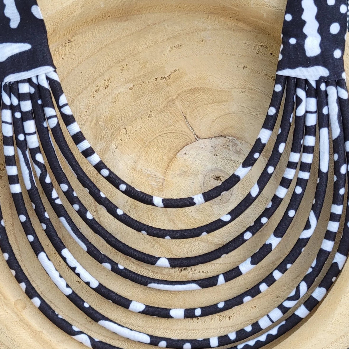 collier en tissu Assa, un collier coloré composé de sept rangs de cordons recouverts de tissu wax