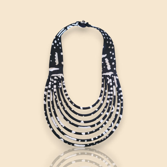 collier en tissu Assa, un collier ethnique chic en wax noir et blanc