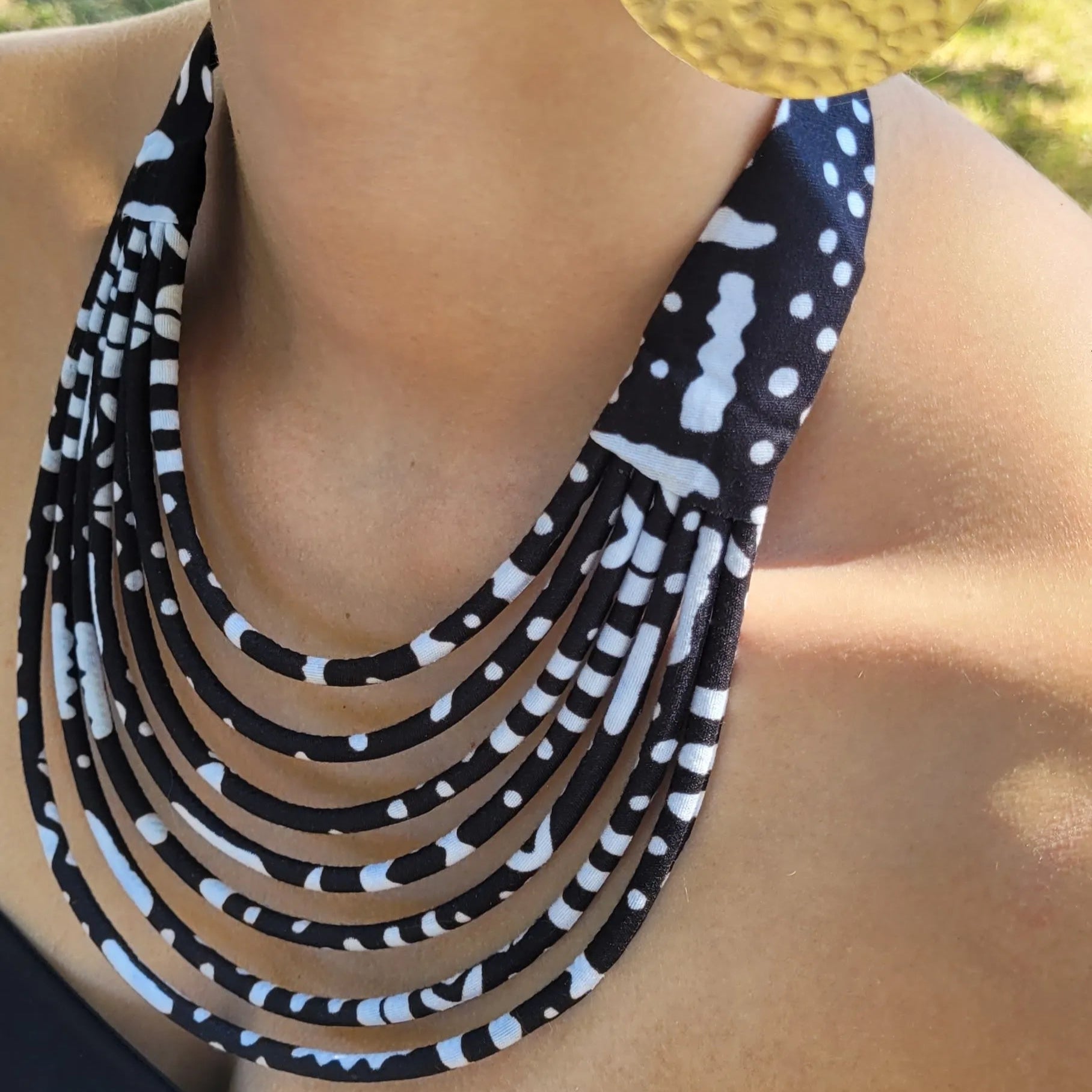 collier en tissu Assa, un collier ethnique chic en pagne noir et blanc