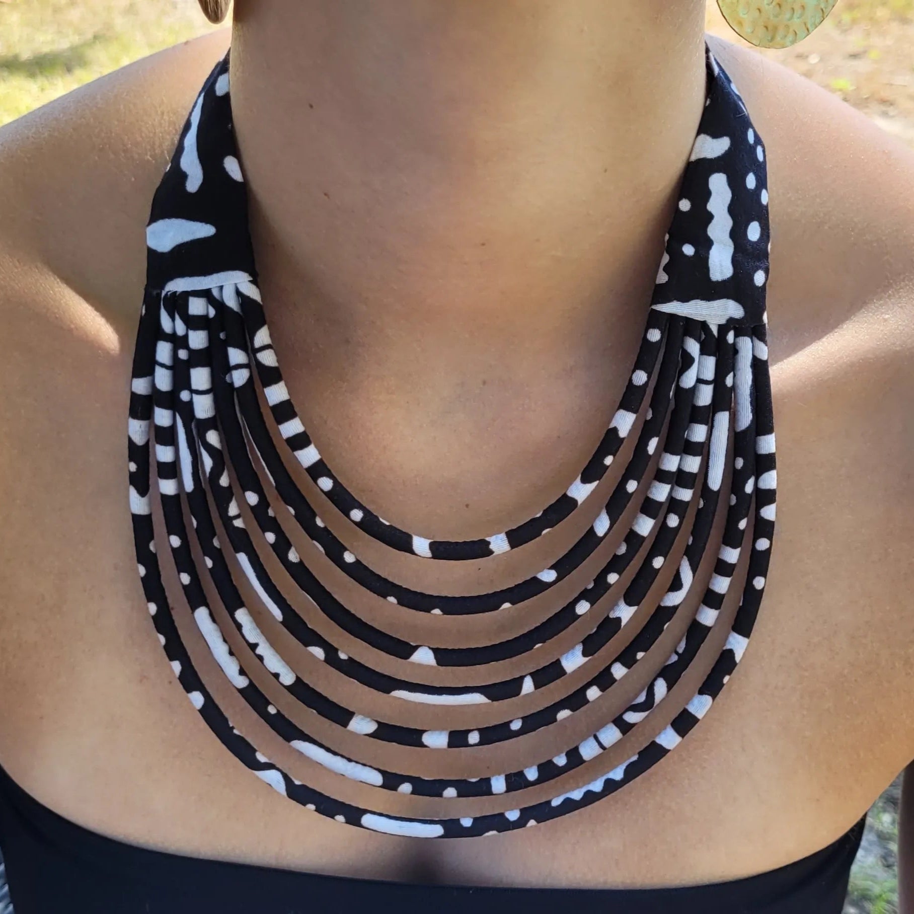 collier en tissu Assa, un collier ethnique chic fait main à Dakar