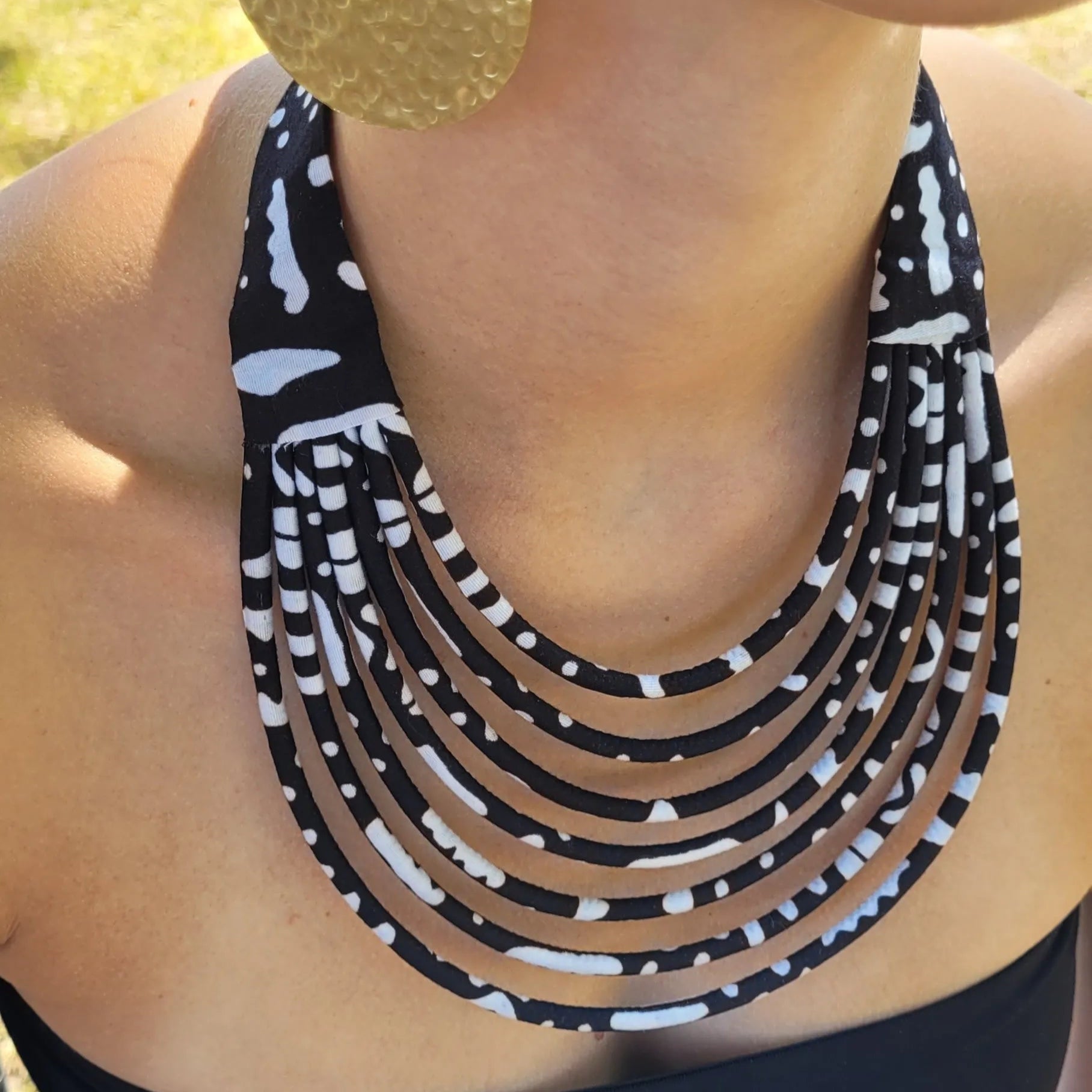 collier en tissu Assa, un collier ethnique chic composé de sept rangs de cordons recouverts de tissu wax