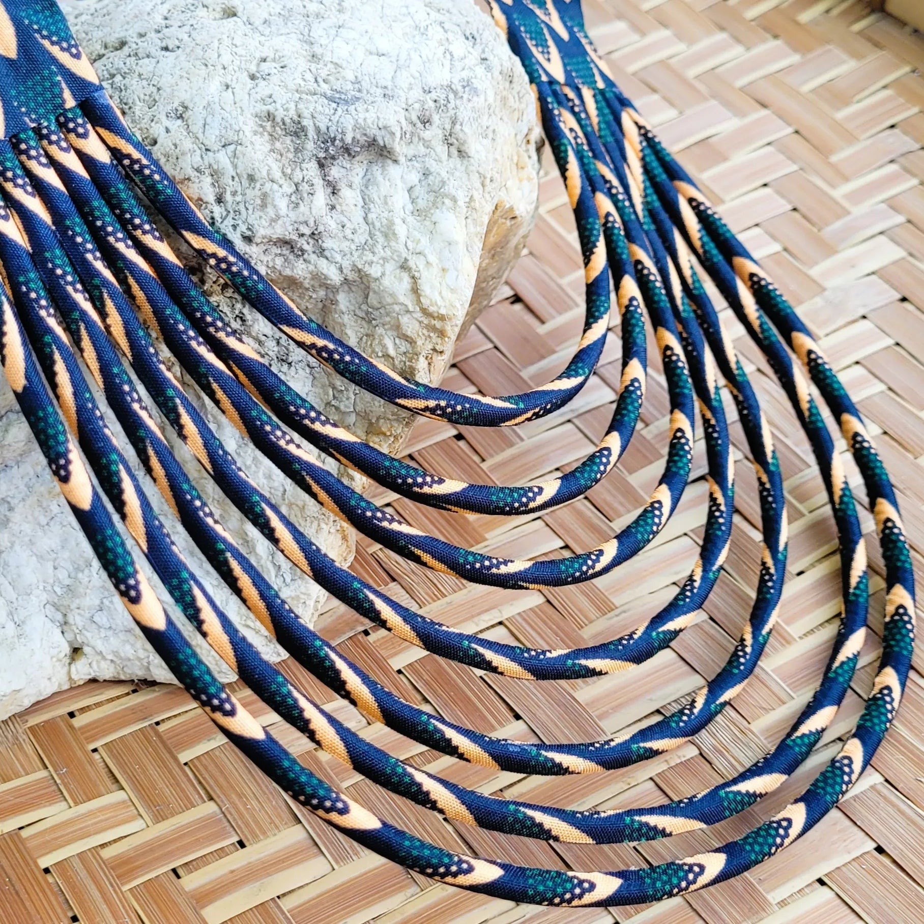collier en tissu Astou, un bijou africain traditionnel en wax noir et abricot