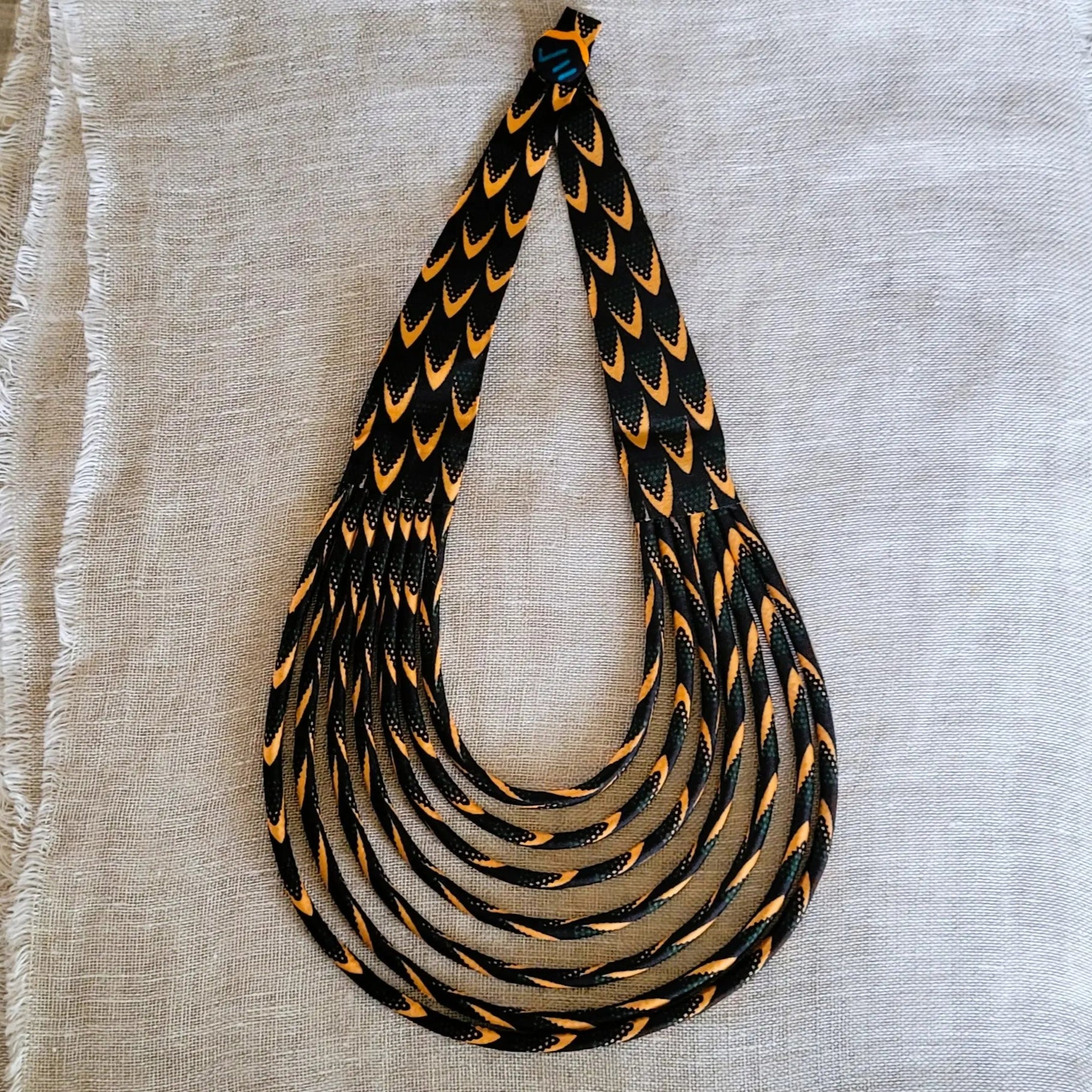 collier en tissu Astou, un bijou africain traditionnel fait main à Dakar