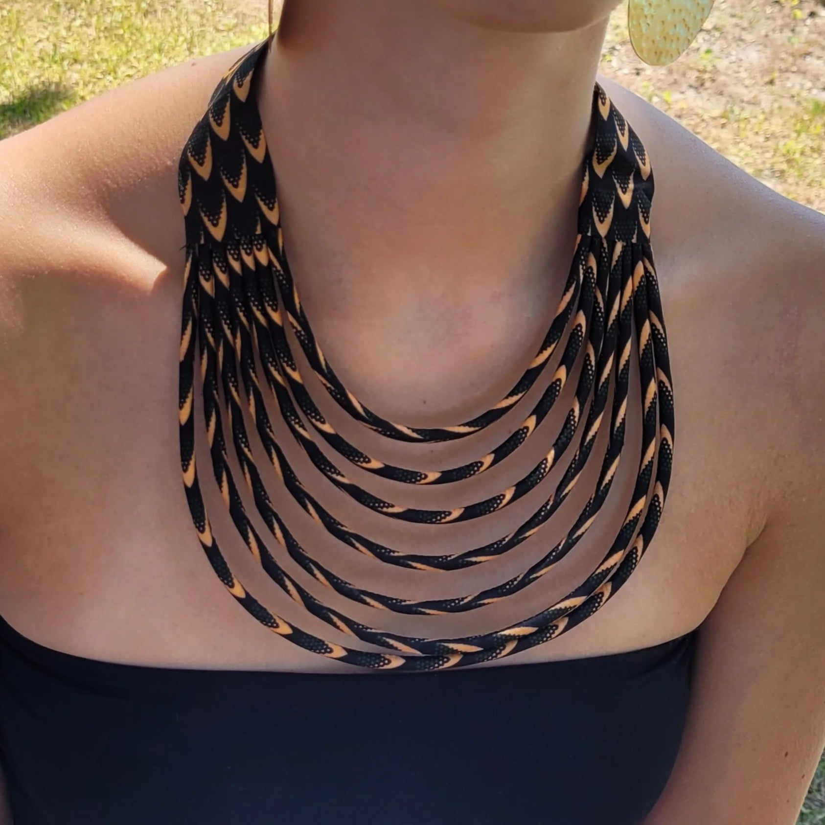 collier en tissu Astou, un collier coloré en wax noir et abricot
