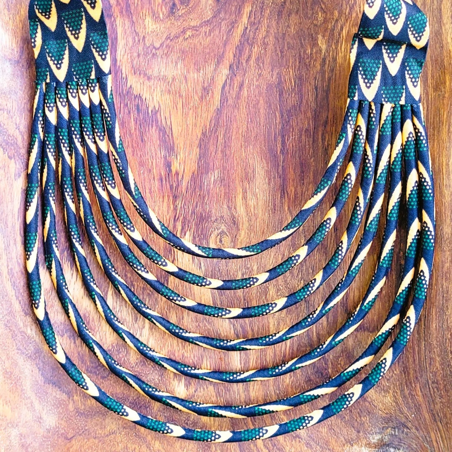 collier en tissu Astou, un collier coloré en pagne noir et abricot