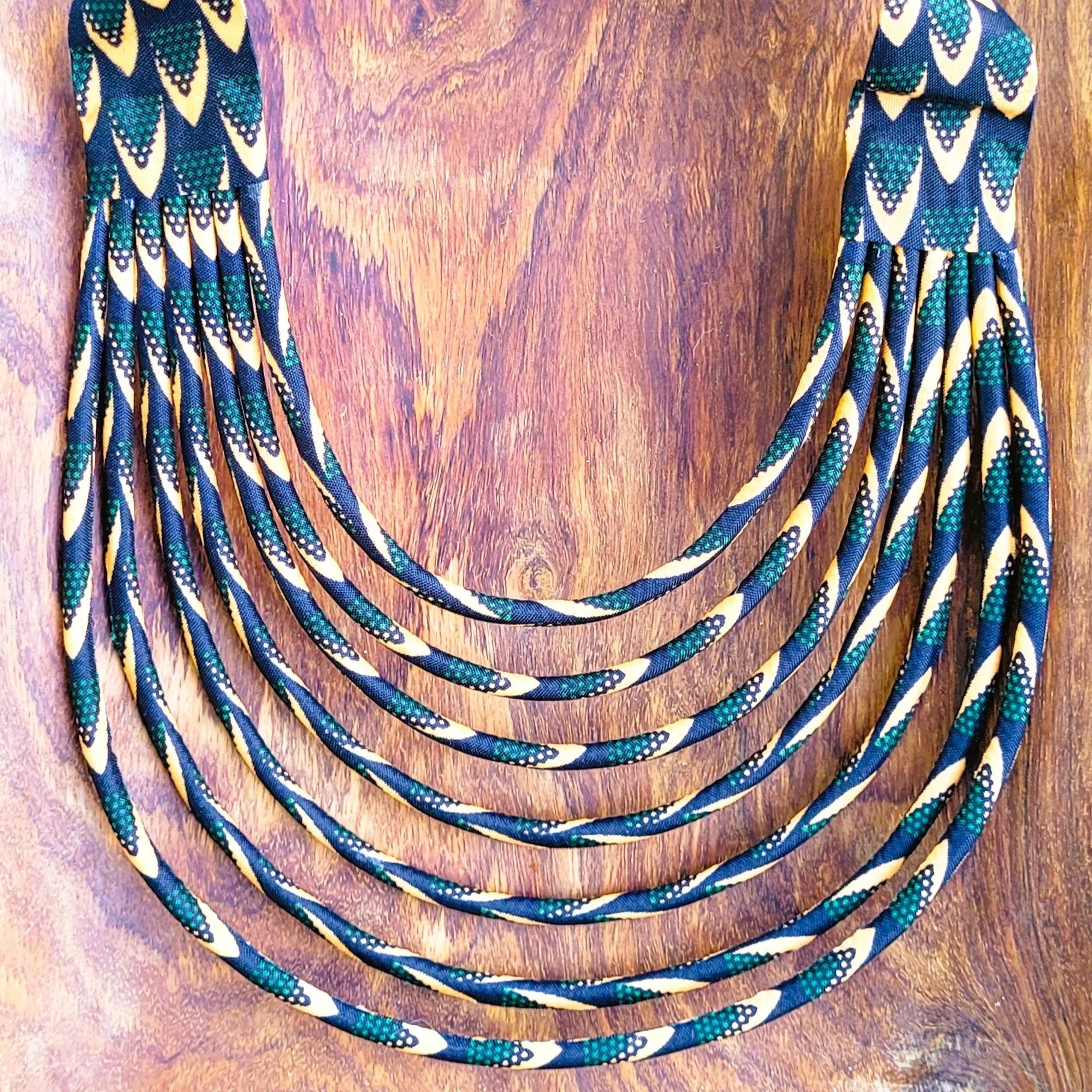 collier en tissu Astou, un collier coloré en pagne noir et abricot