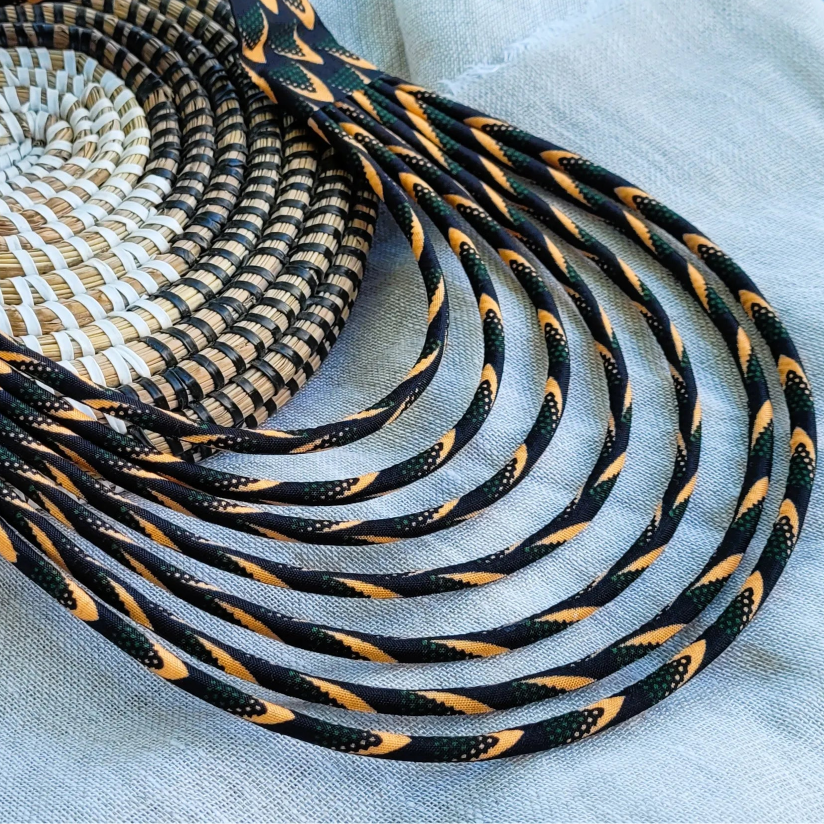 collier en tissu Astou, un collier coloré fait main à Dakar