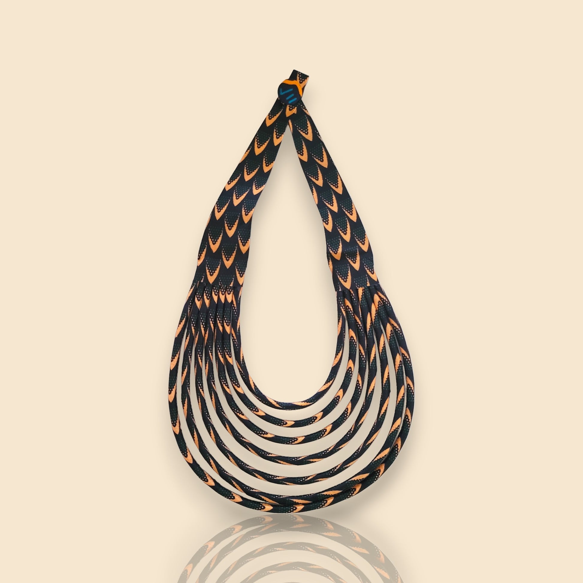 collier en tissu Astou, un collier ethnique chic en wax noir et abricot