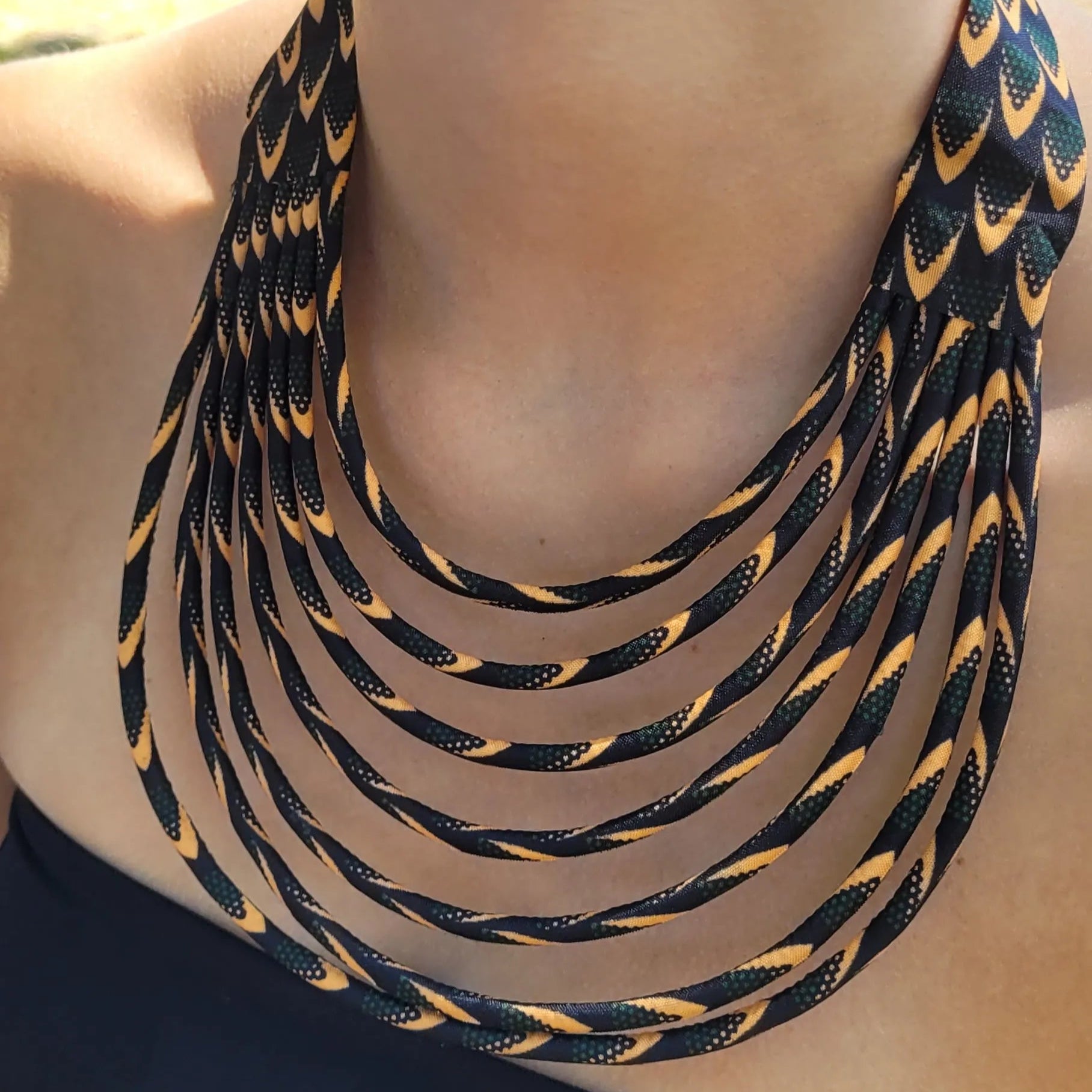 collier en tissu Astou, un collier ethnique chic en pagne noir et abricot