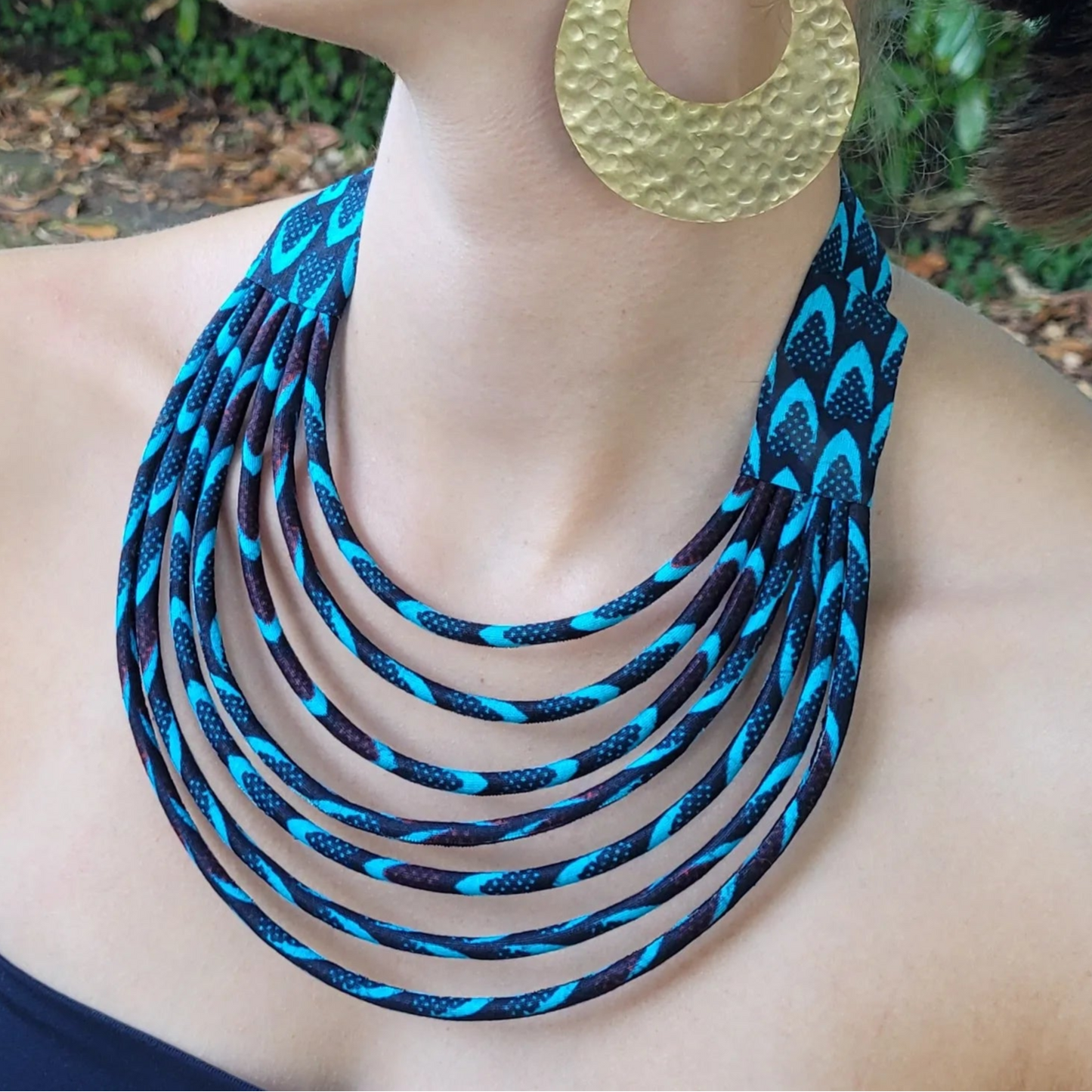 collier en tissu Awa, un bijou ethnique chic fait main à Dakar