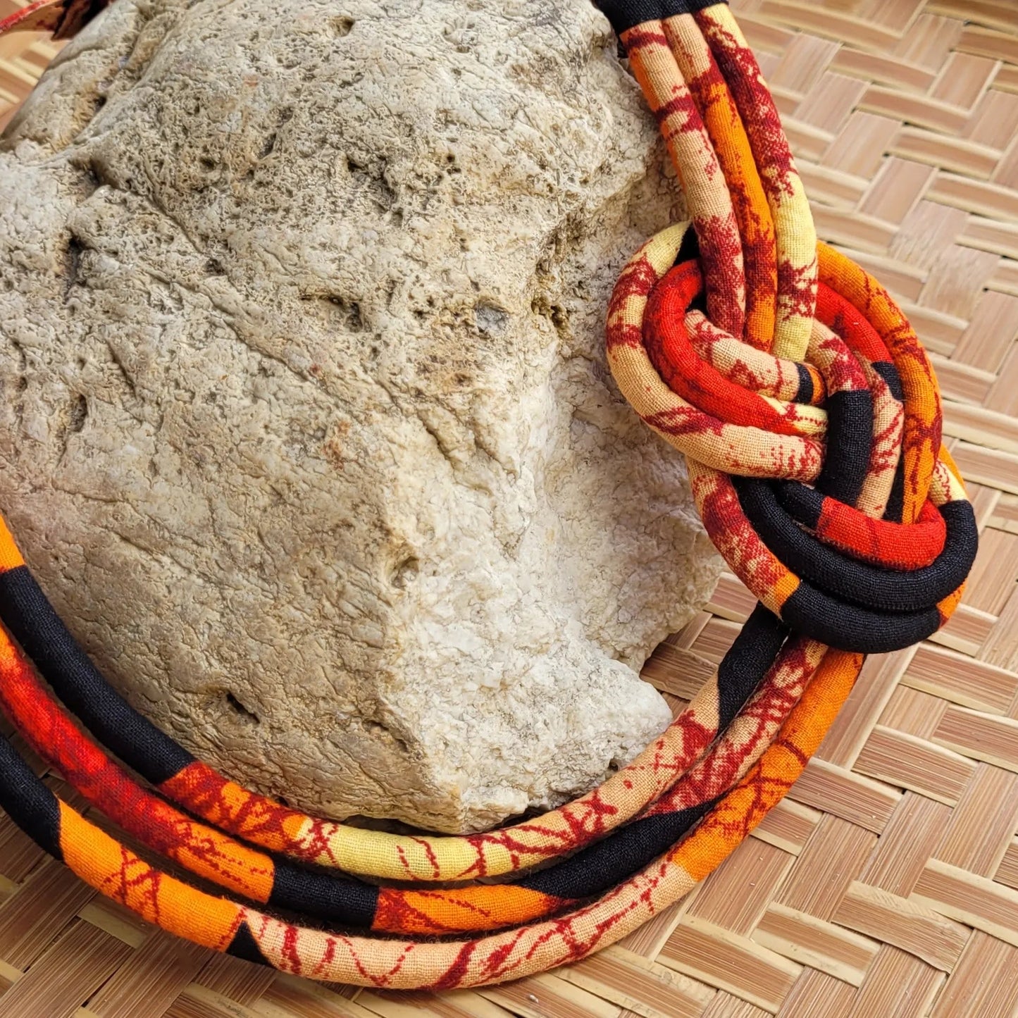 collier en tissu Banel, un bijou africain traditionnel en wax noir et orangé