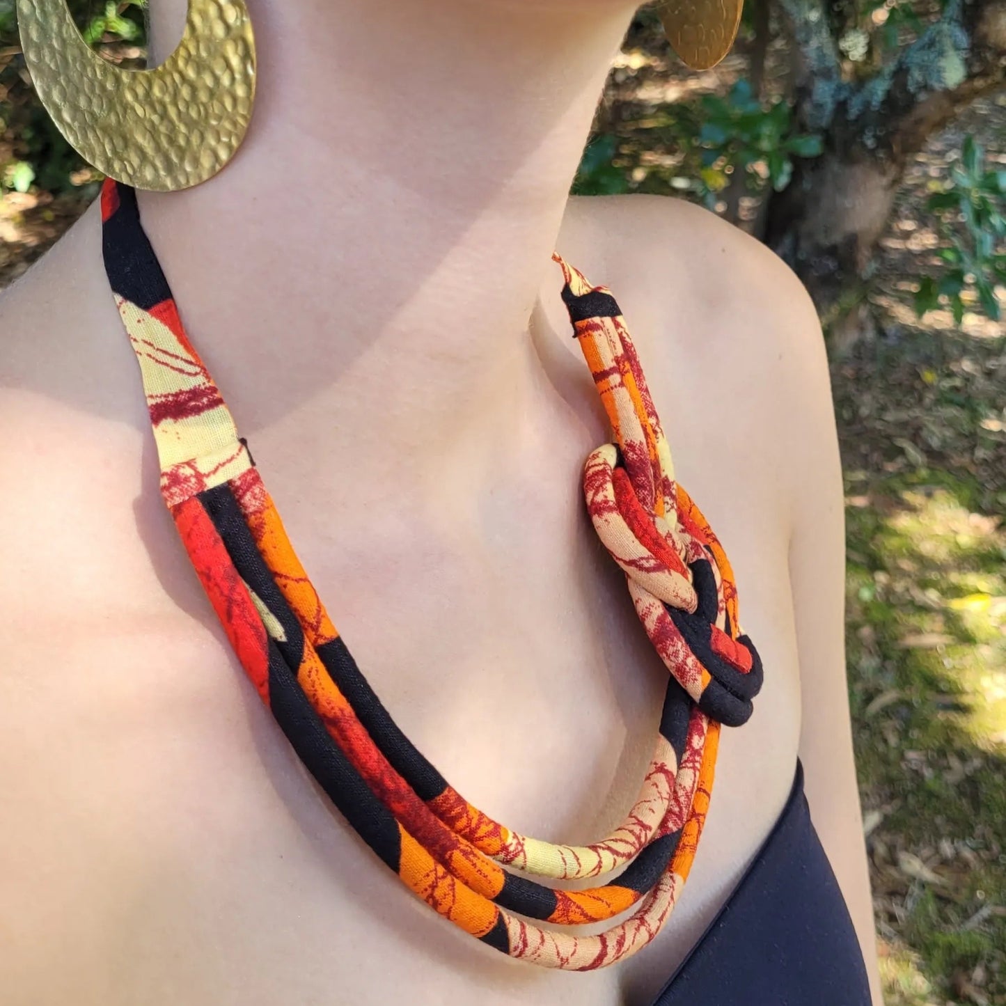 collier en tissu Banel, un collier coloré en wax noir et orangé