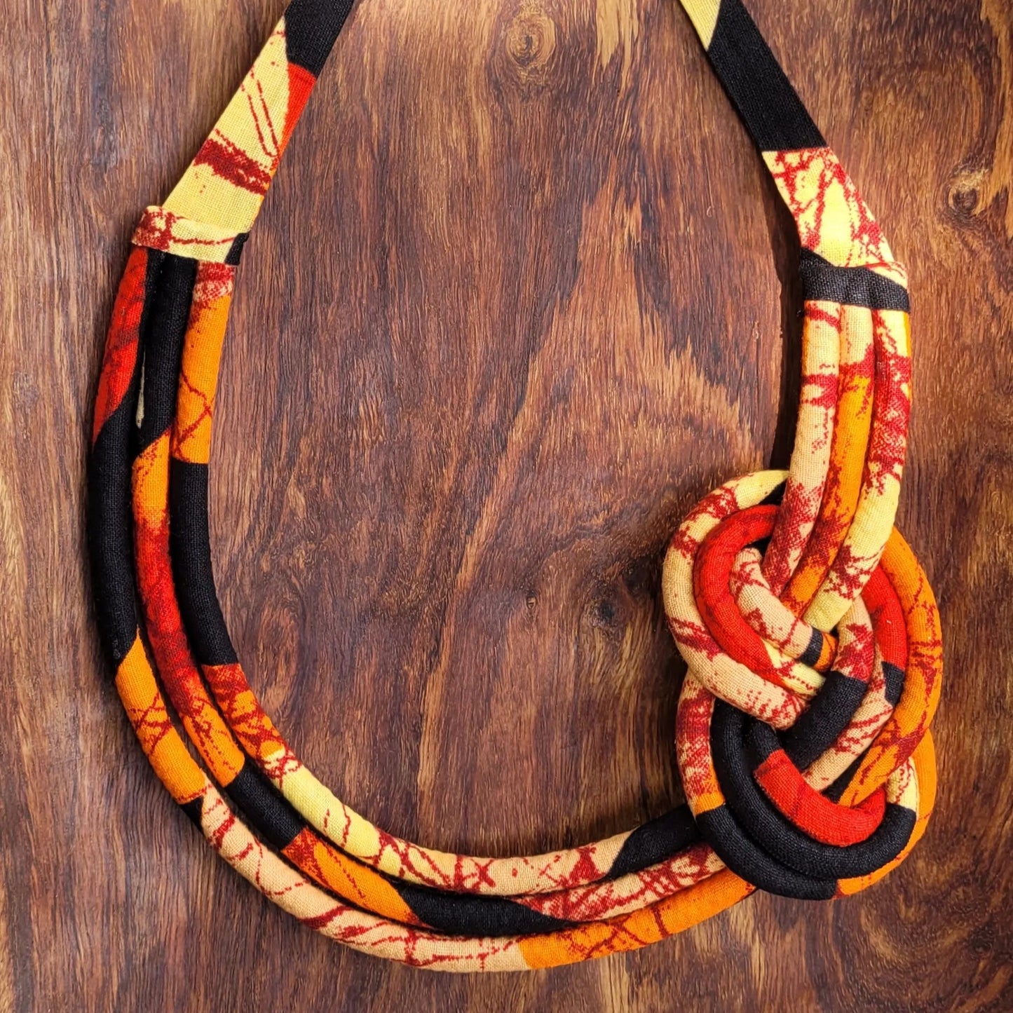 collier en tissu Banel, un collier coloré en pagne formant un nœud